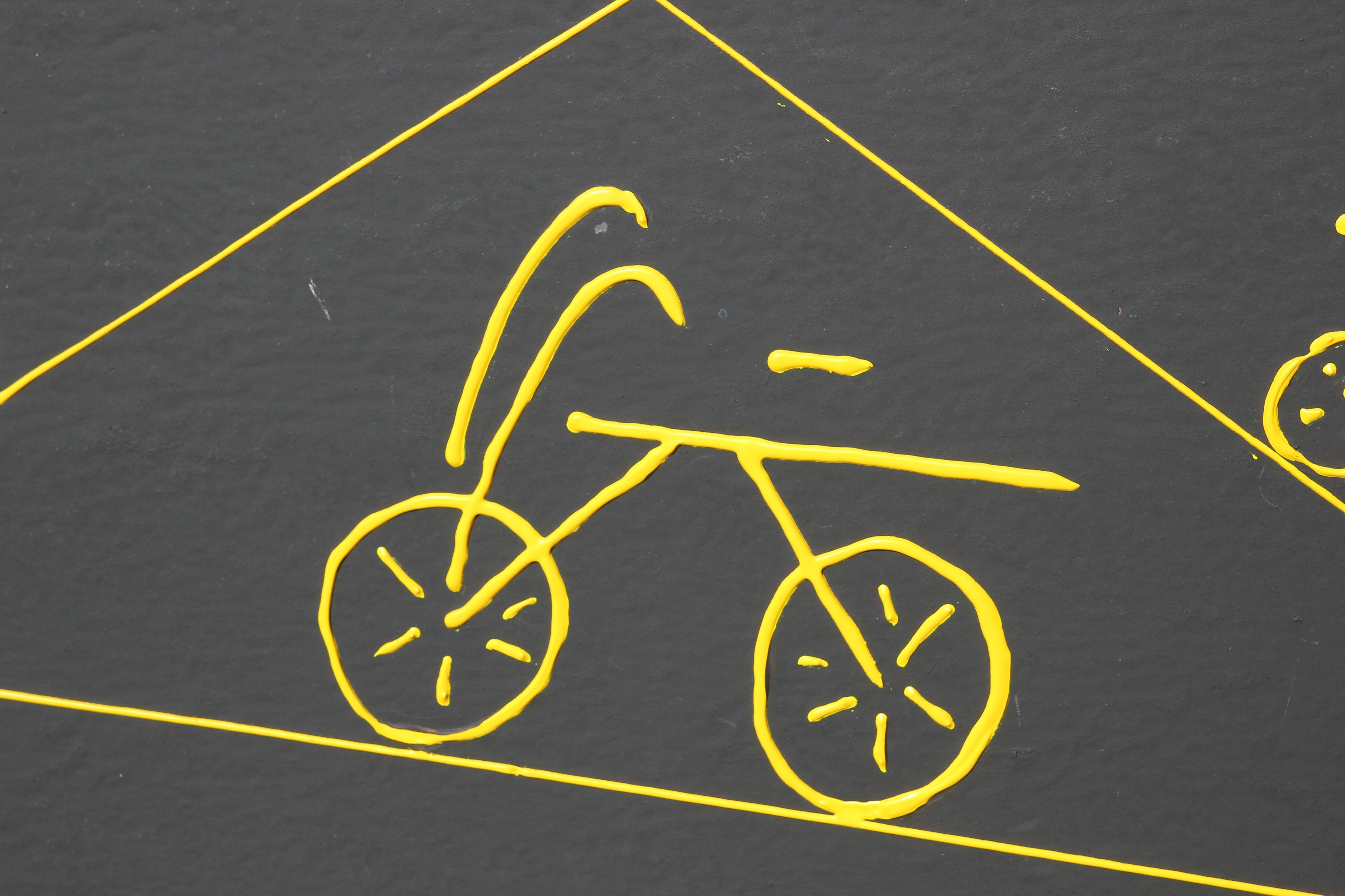 Große schwarze, gelbe und rote minimale abstrakte Malerei mit Fahrrädern. Das Werk ist vom Künstler, Francis d'Estaing, in der unteren Ecke signiert. Das Werk ist in einen Goldrahmen eingefasst.
Abmessungen ohne Rahmen: H 31 in x W 47 in.