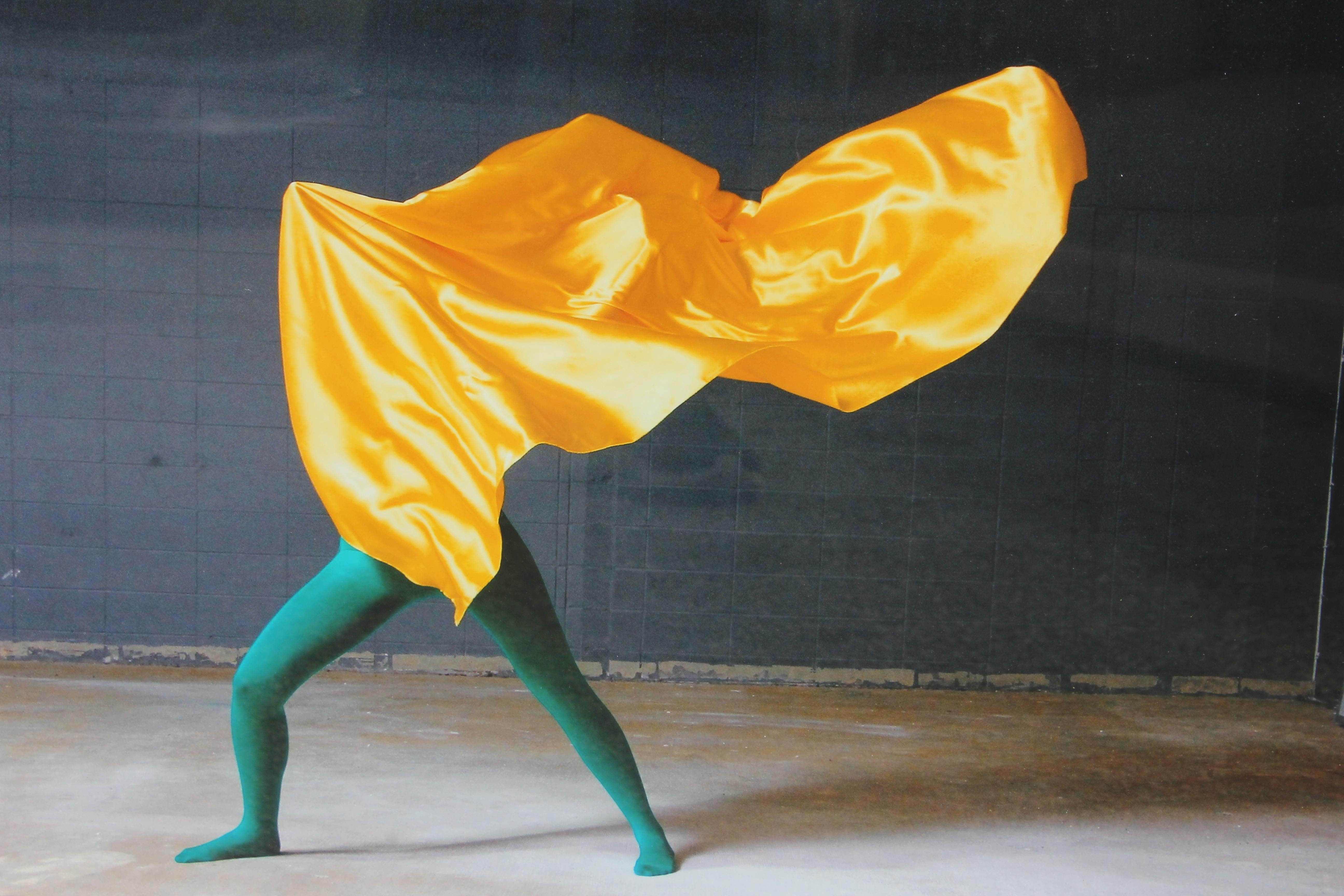 Zeitgenössische abstrakte Fotografie eines Tänzers in Grün und Gelb – Photograph von Hector Hernandez