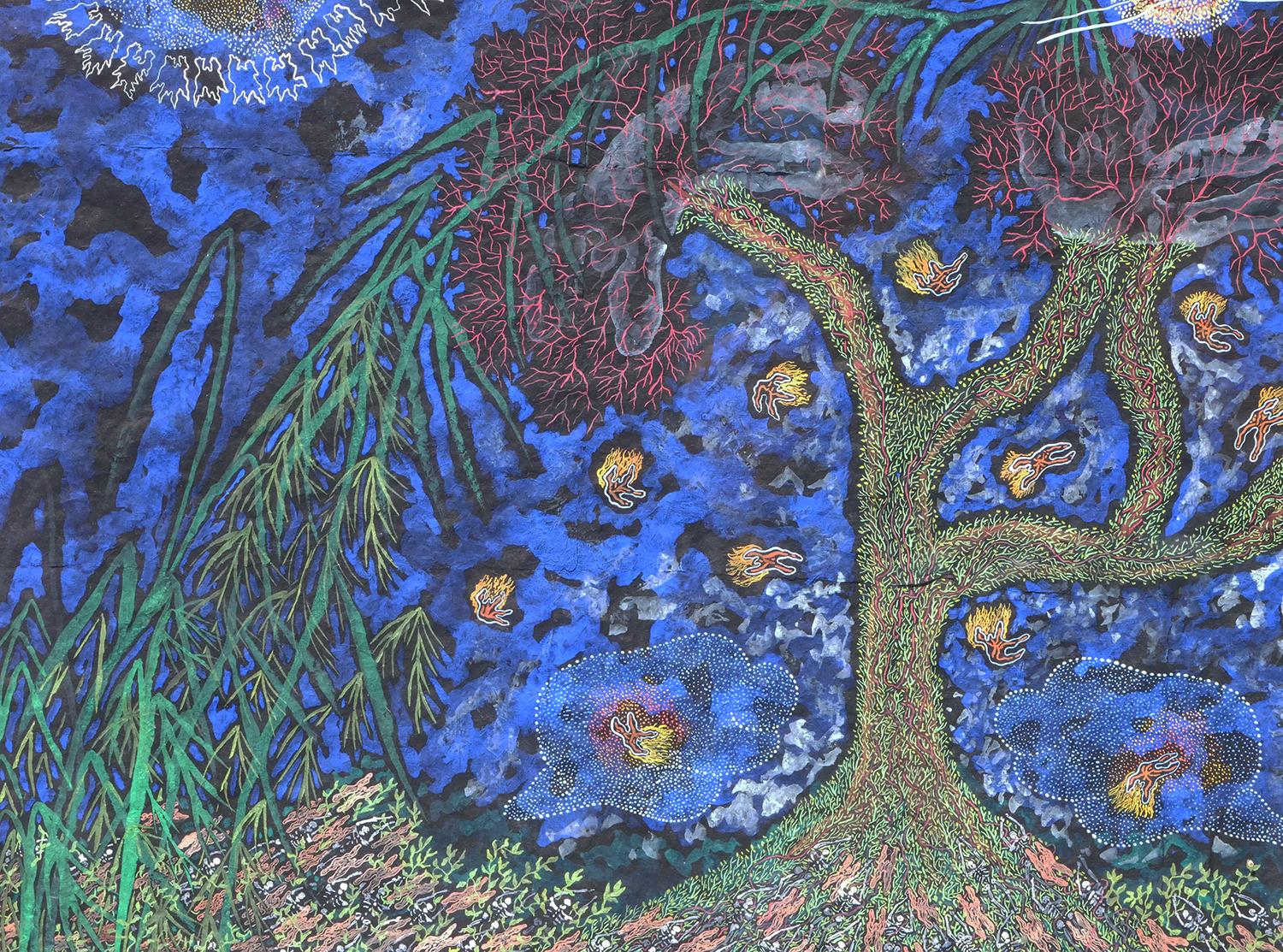 Peinture abstraite aux tons bleus de l'artiste Dee Wolff de Houston, TX. Cette peinture représente un arbre abstrait avec des racines rouge foncé poussant des branches sur un fond bleu foncé, des feuilles de palmier et des figures abstraites. Le