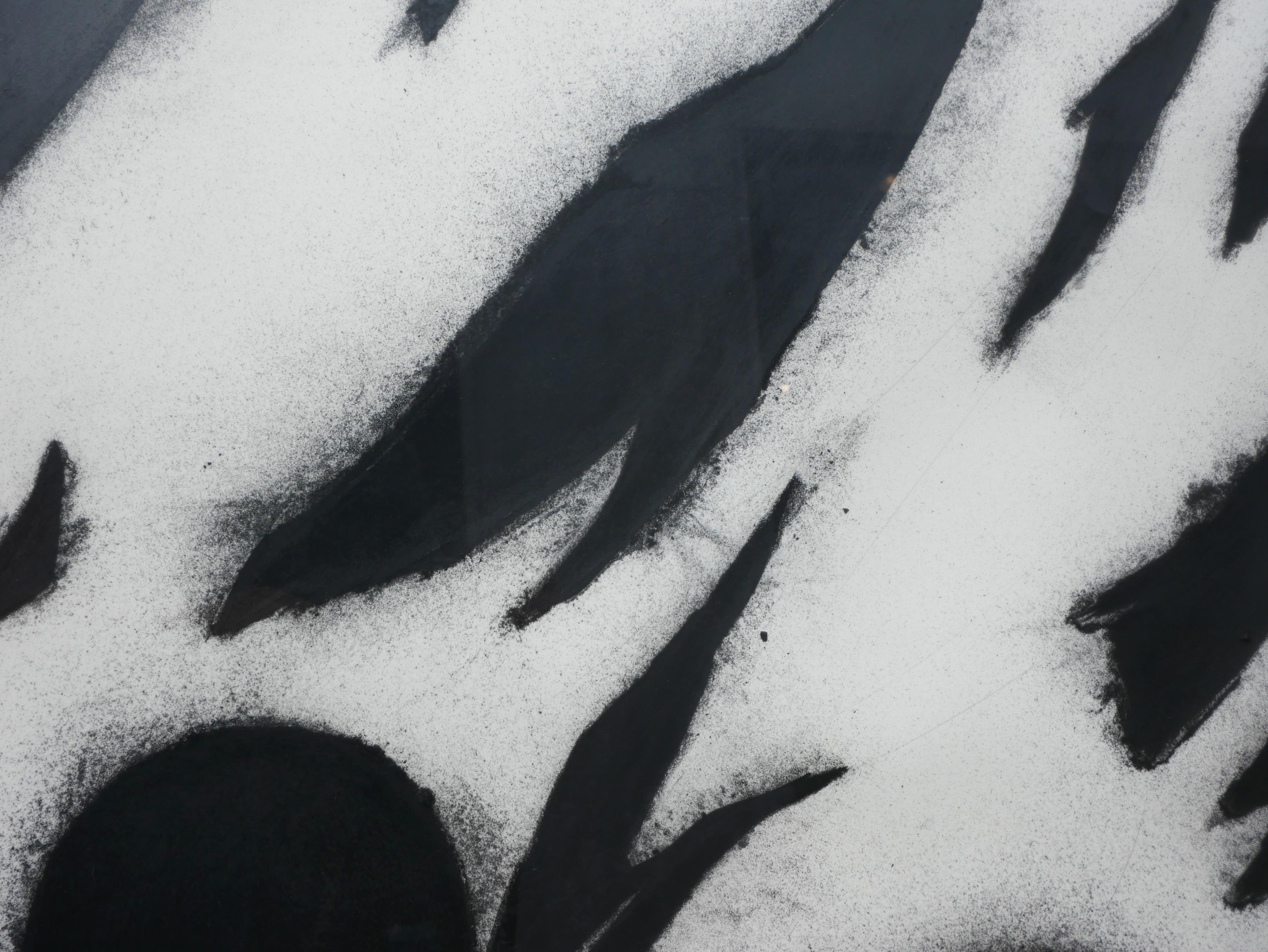 Moderne schwarz-weiße Kohlezeichnung eines Stilllebens des berühmten abstrakten Künstlers Donald Sultan. Das Werk besteht aus einer dynamischen Komposition kreisförmiger Formen vor einem weißen Hintergrund. Die satten Schwarztöne, die für Sultans