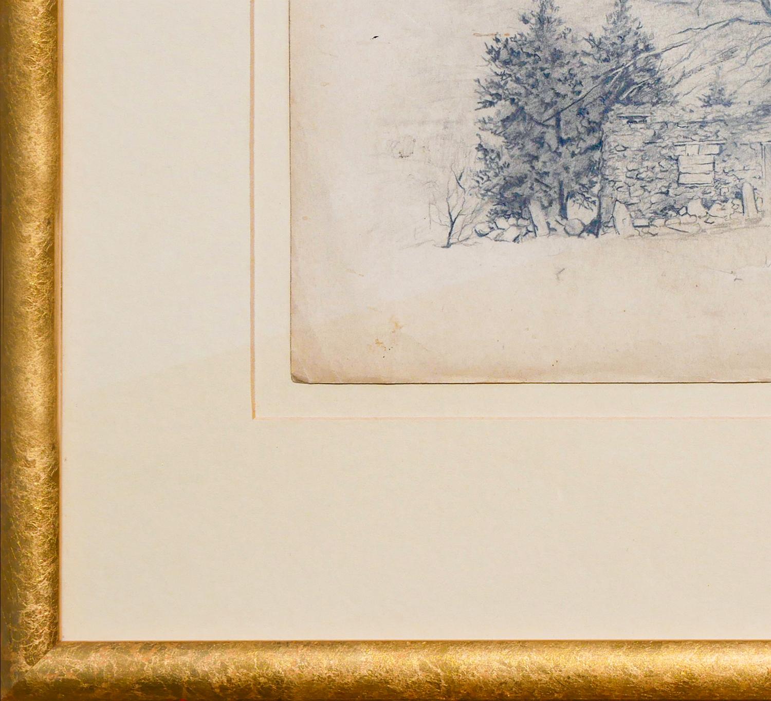 Dessin naturaliste au crayon d'un paysage du Nouveau-Mexique par l'artiste Madelyn Colby. L'œuvre représente un bosquet d'arbres entourant un petit bâtiment abandonné, avec une montagne au loin. Elle est actuellement accrochée dans un cadre doré
