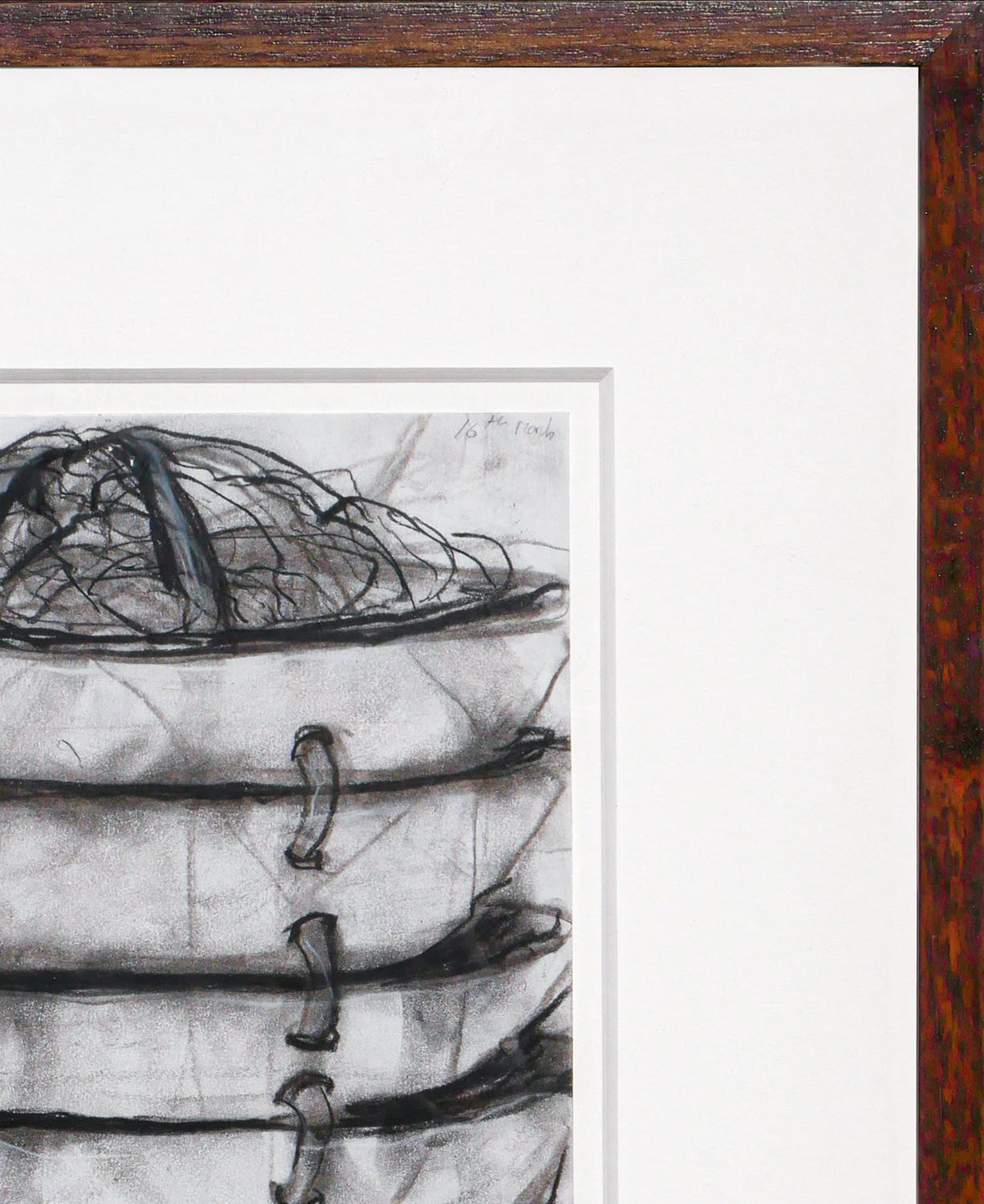 Monochromatische abstrakte Stilllebenzeichnung von Janice Redman. Das Stück stellt einen Stapel von Schalen dar, die durch Schnüre verbunden sind. Signiert vom Künstler in der rechten unteren Ecke. Gerahmt und mit Passepartout in einem modernen