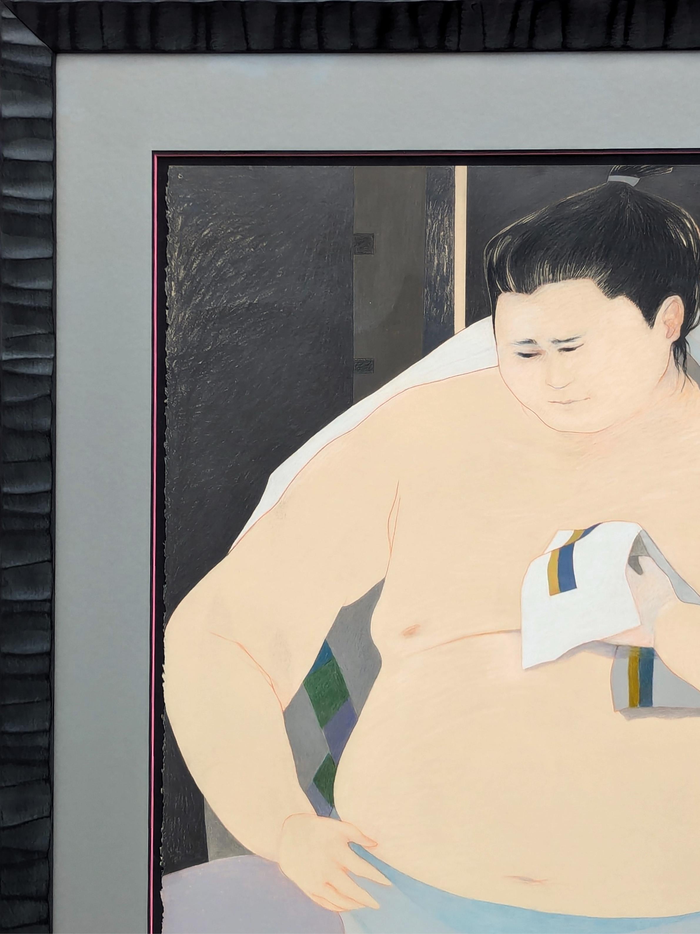 Moderne pastellfarbene figurative Zeichnung eines sitzenden, ruhenden Sumo-Wrestlers mit Kimono (Grau), Figurative Painting, von Phyllis Steele