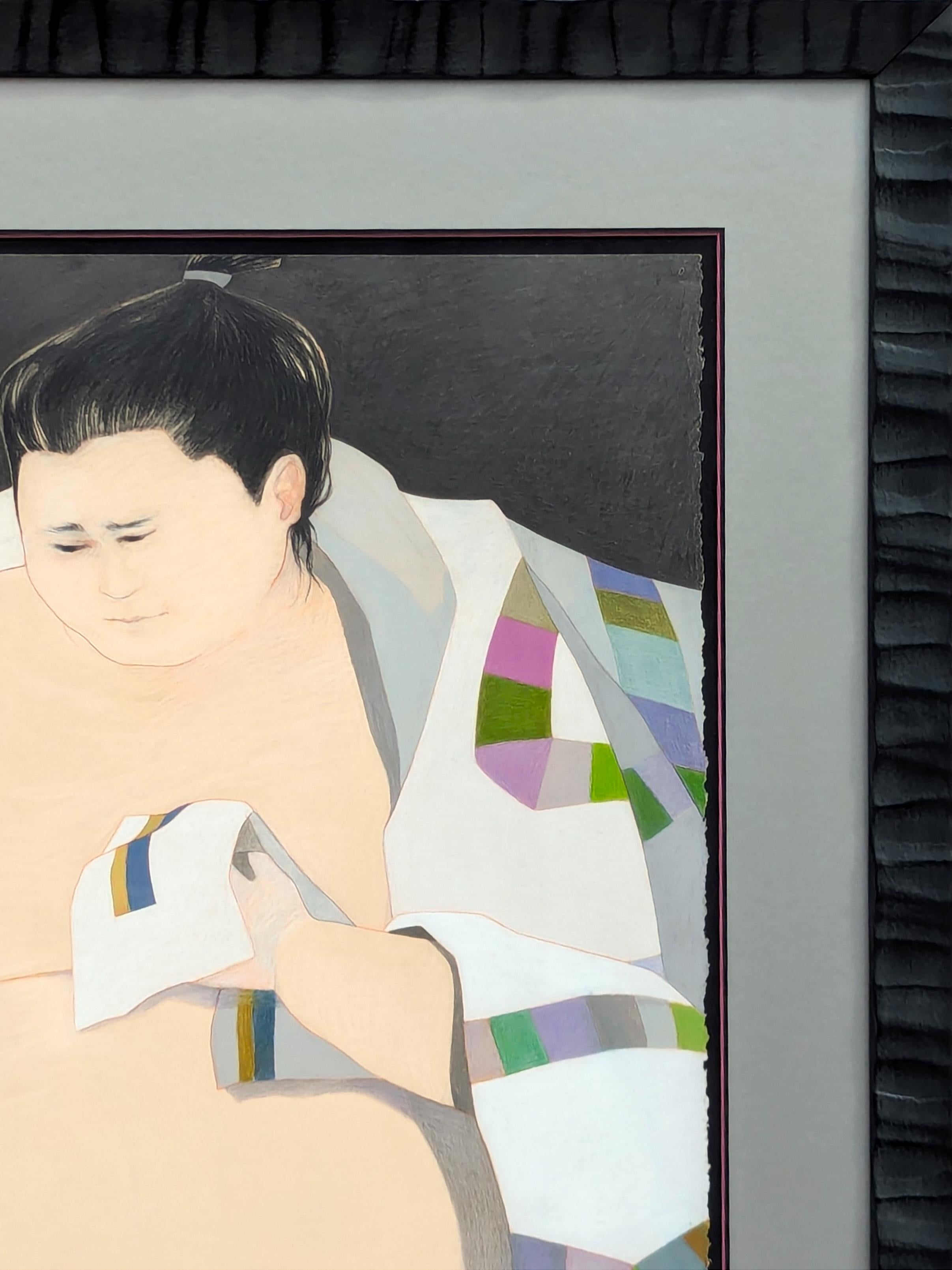 Moderne Pastellzeichnung eines Sumo-Ringers, der sich nach einem Kampf ausruht und sich einen Kimono oder eine Decke über die Schultern legt. Signiert vom Künstler in der rechten unteren Ecke der Vorderseite. Derzeit in einem schwarzen Rahmen mit