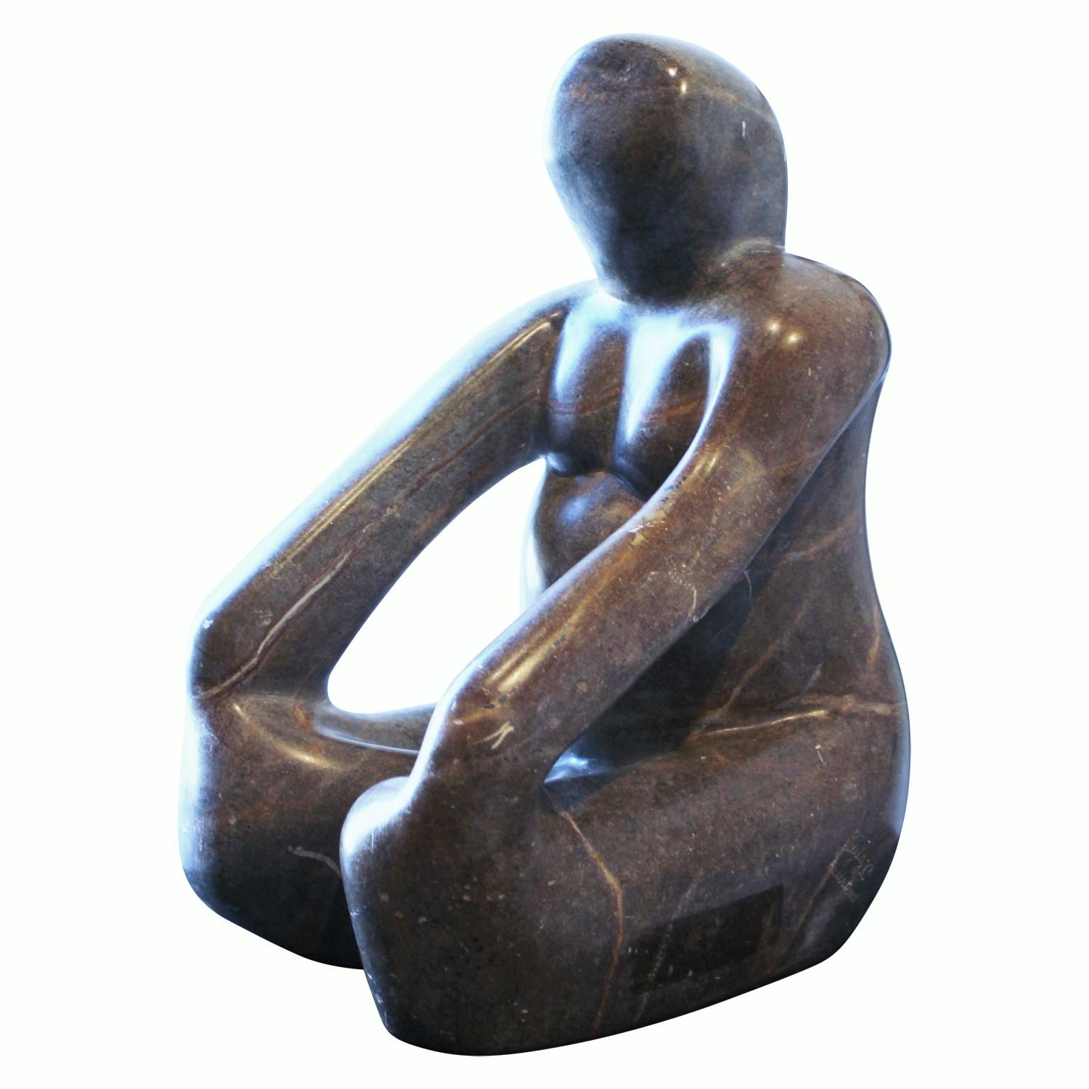 Stone-Skulptur einer sitzenden Frau  (Zeitgenössisch), Sculpture, von Luiz C. Faustino