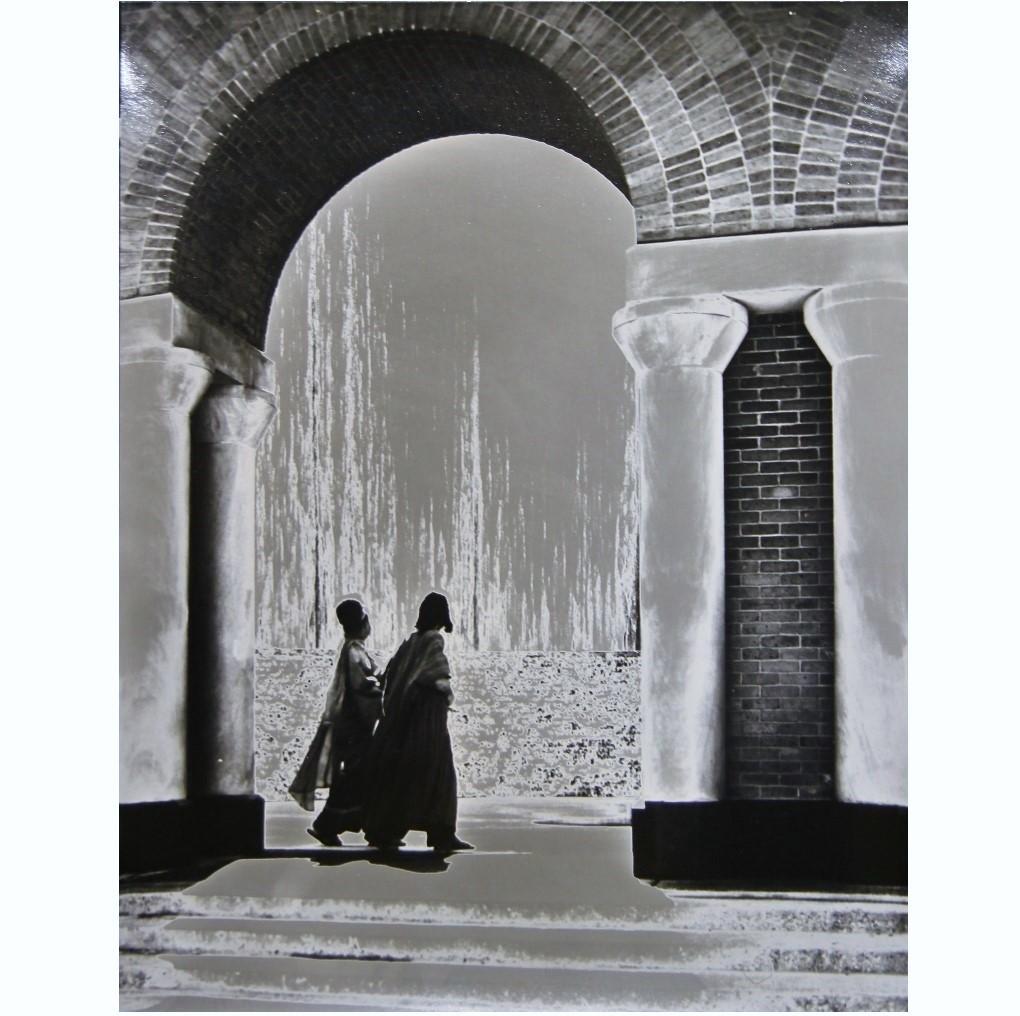 Pat Truax Black and White Photograph – ""Wasserfall Galleria" Schwarz-Weiß-Figurative Fotografie