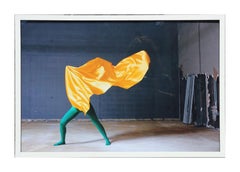 Photographie abstraite contemporaine d'une danseuse en vert et jaune