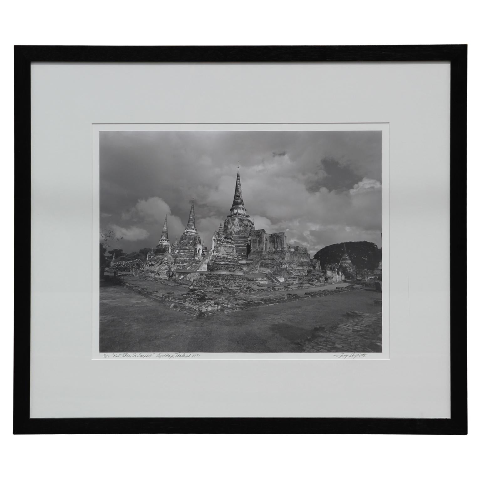 Tony Argento Landscape Photograph – ""Wat Phra Si Sanphet" Schwarzweiße Landschaftsfotografie