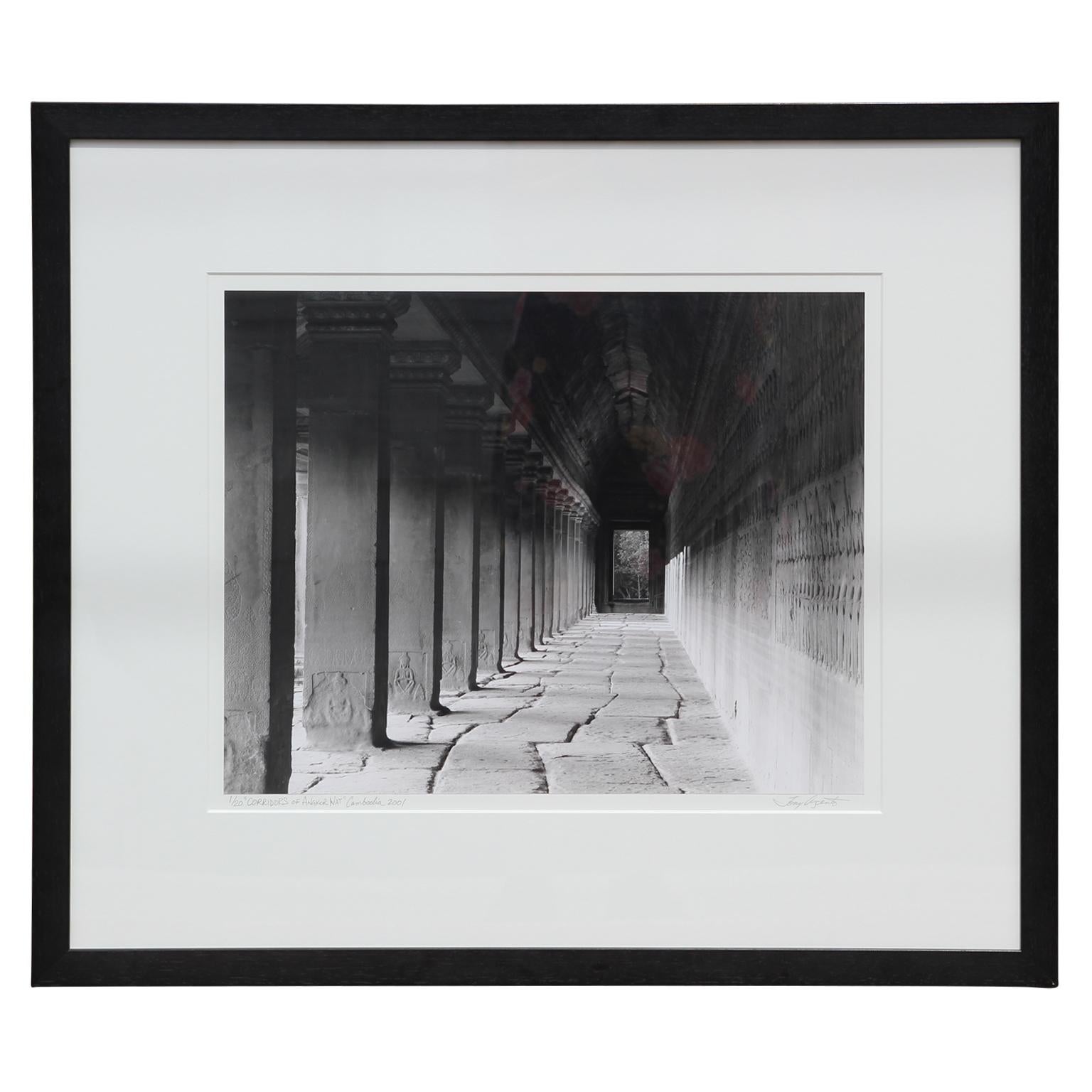 Black and White Photograph Tony Argento - « Corridors of Angkor Wat » - Angkor Wat, Cambodge - Photographie en noir et blanc