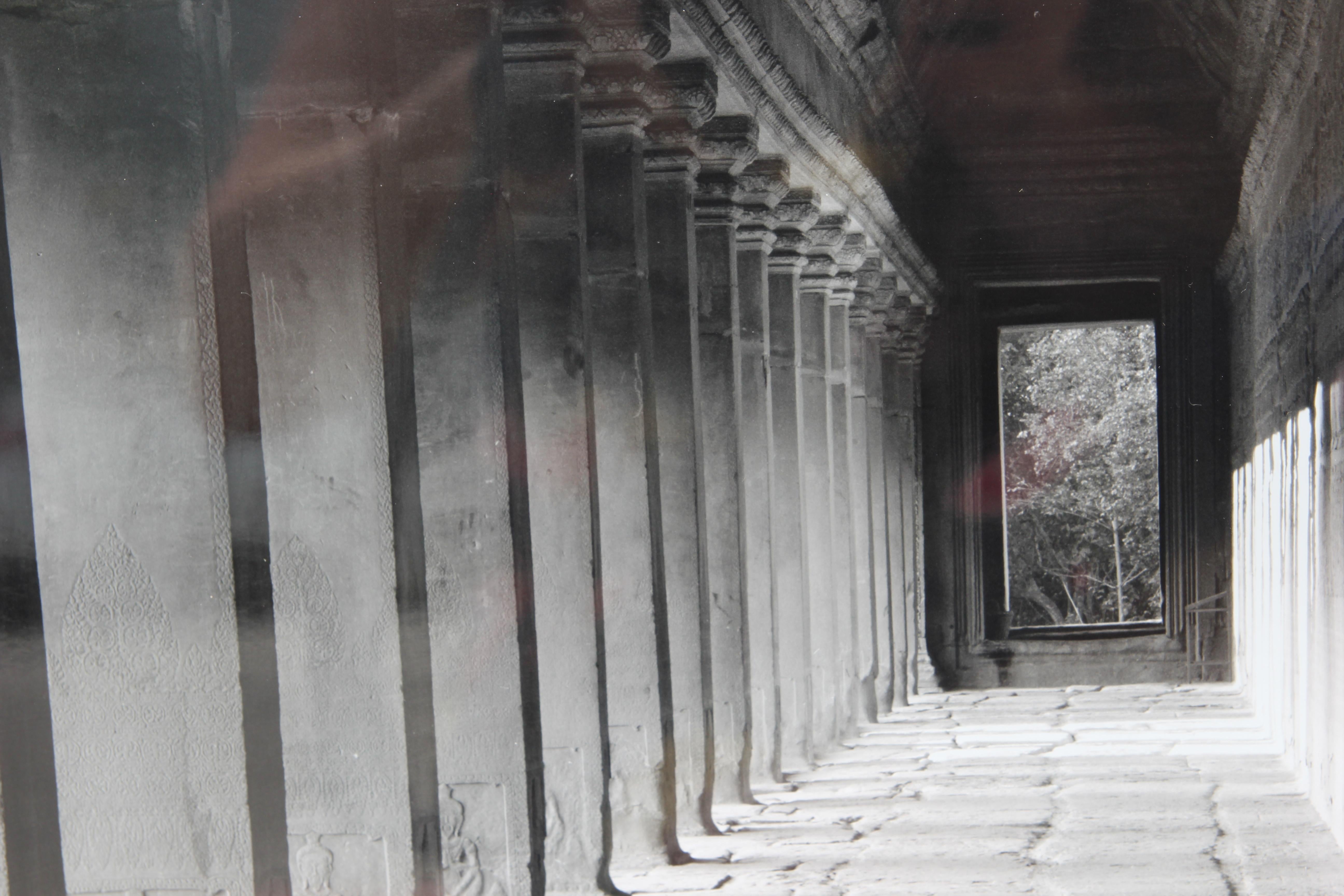 « Corridors of Angkor Wat » - Angkor Wat, Cambodge - Photographie en noir et blanc - Gris Black and White Photograph par Tony Argento