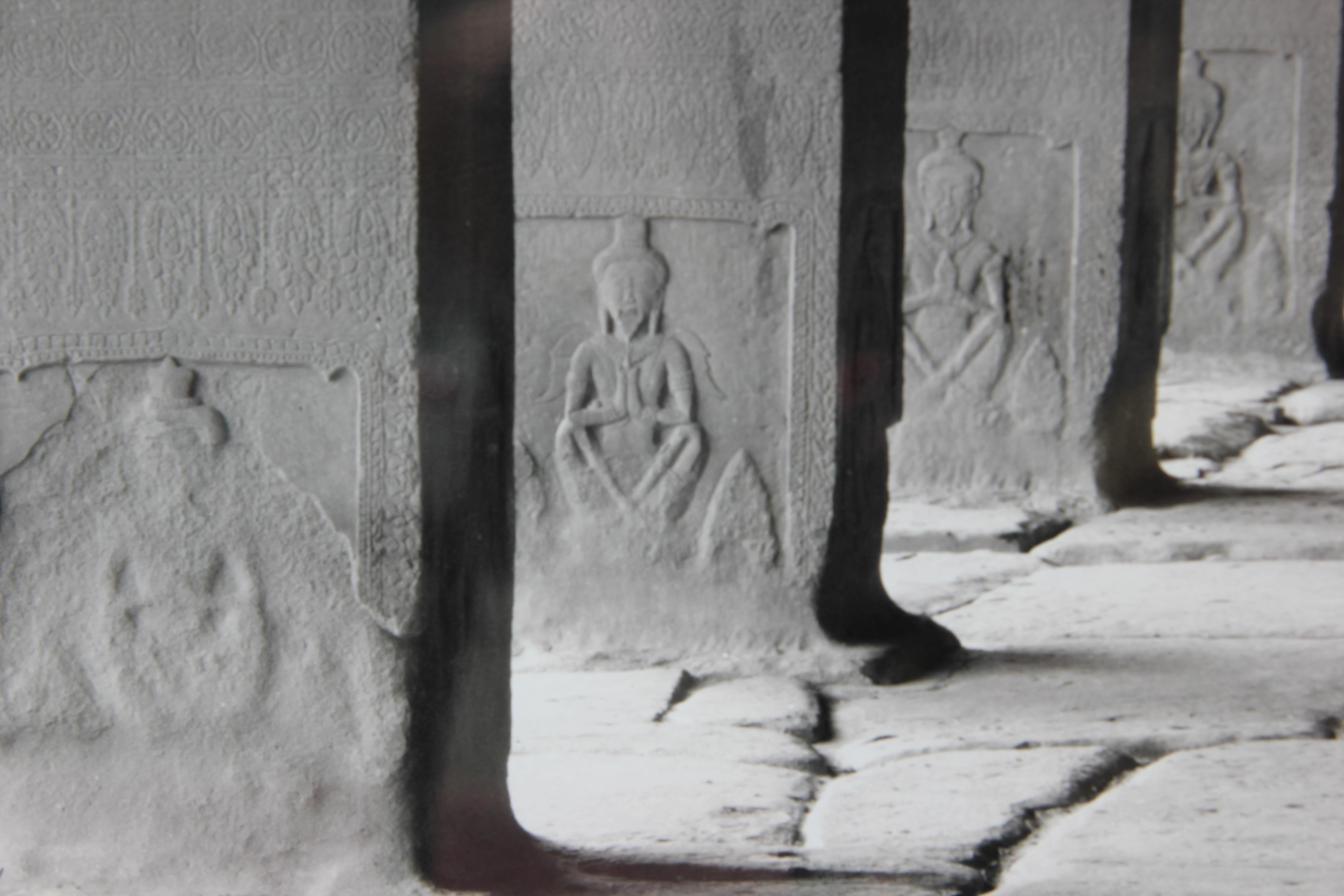 „Corridors of Angkor Wat“ Angkor Wat, Kambodscha Schwarz-Weiß-Fotografie (Naturalismus), Photograph, von Tony Argento