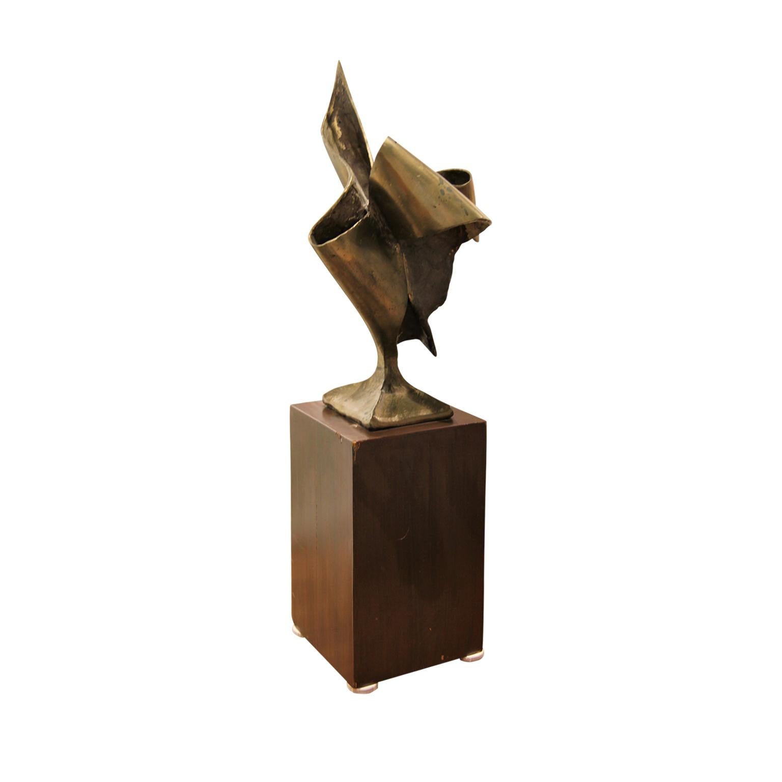Sculpture moderne abstraite en bronze en forme de ruban en or avec support en vente 1