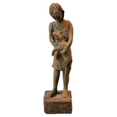Skulptur einer stilistischen Frau, die einen Kalb hält