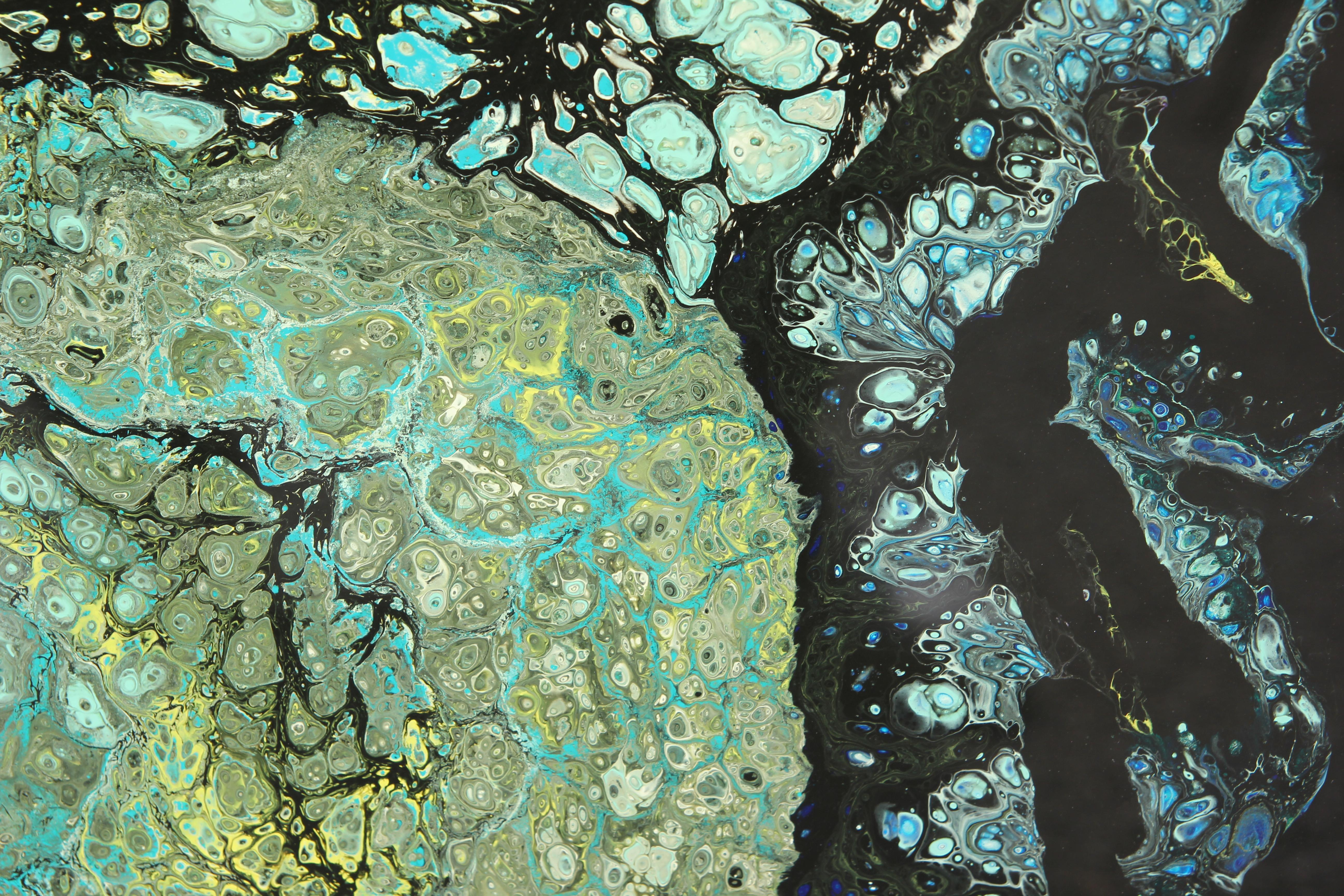 Buntes abstraktes zeitgenössisches fließendes Gemälde aus Acryl in Grün, Schwarz und Blau im Angebot 2