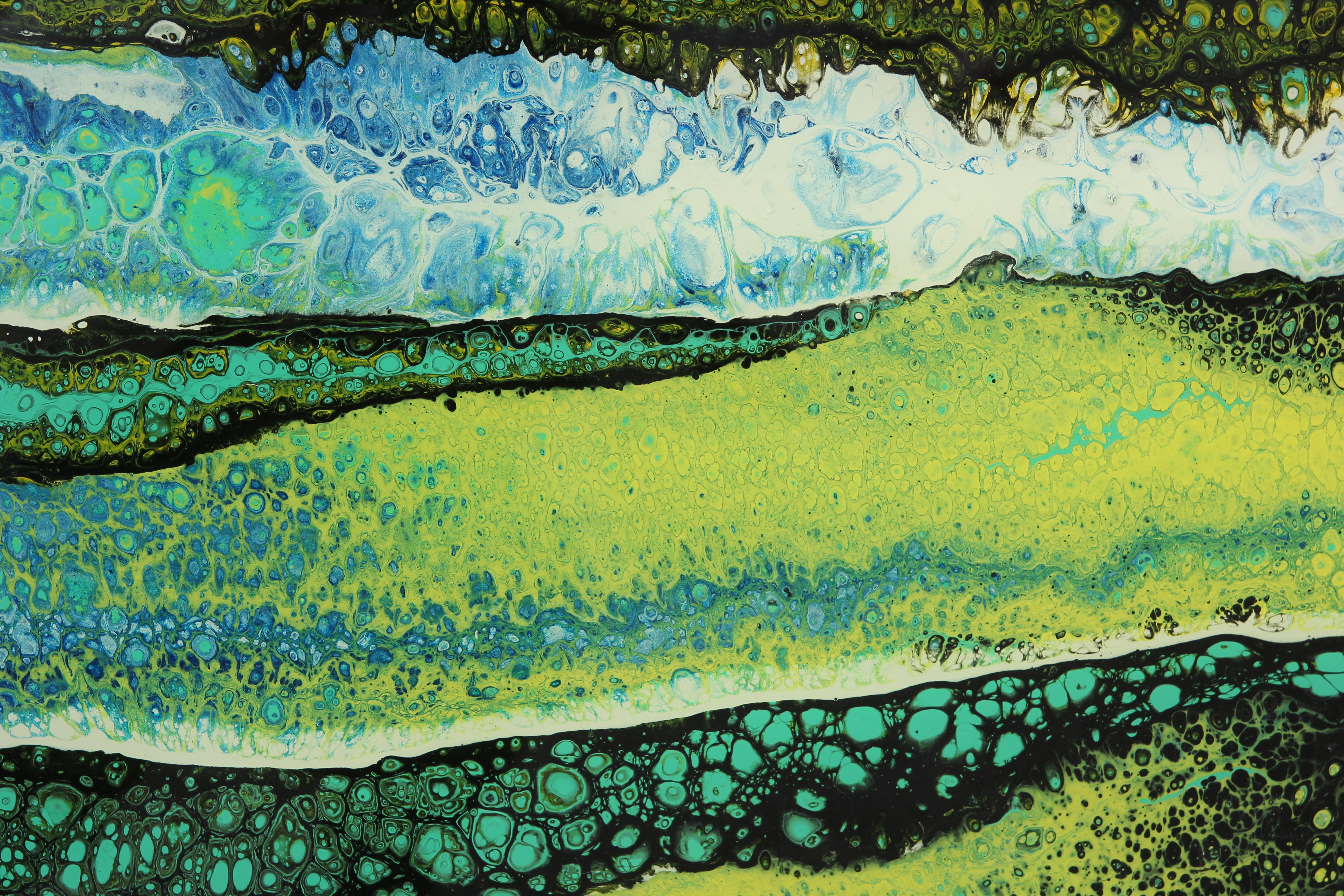 Buntes abstraktes zeitgenössisches fließendes Acryl-Gemälde mit grünen und blauen Linien im Angebot 1
