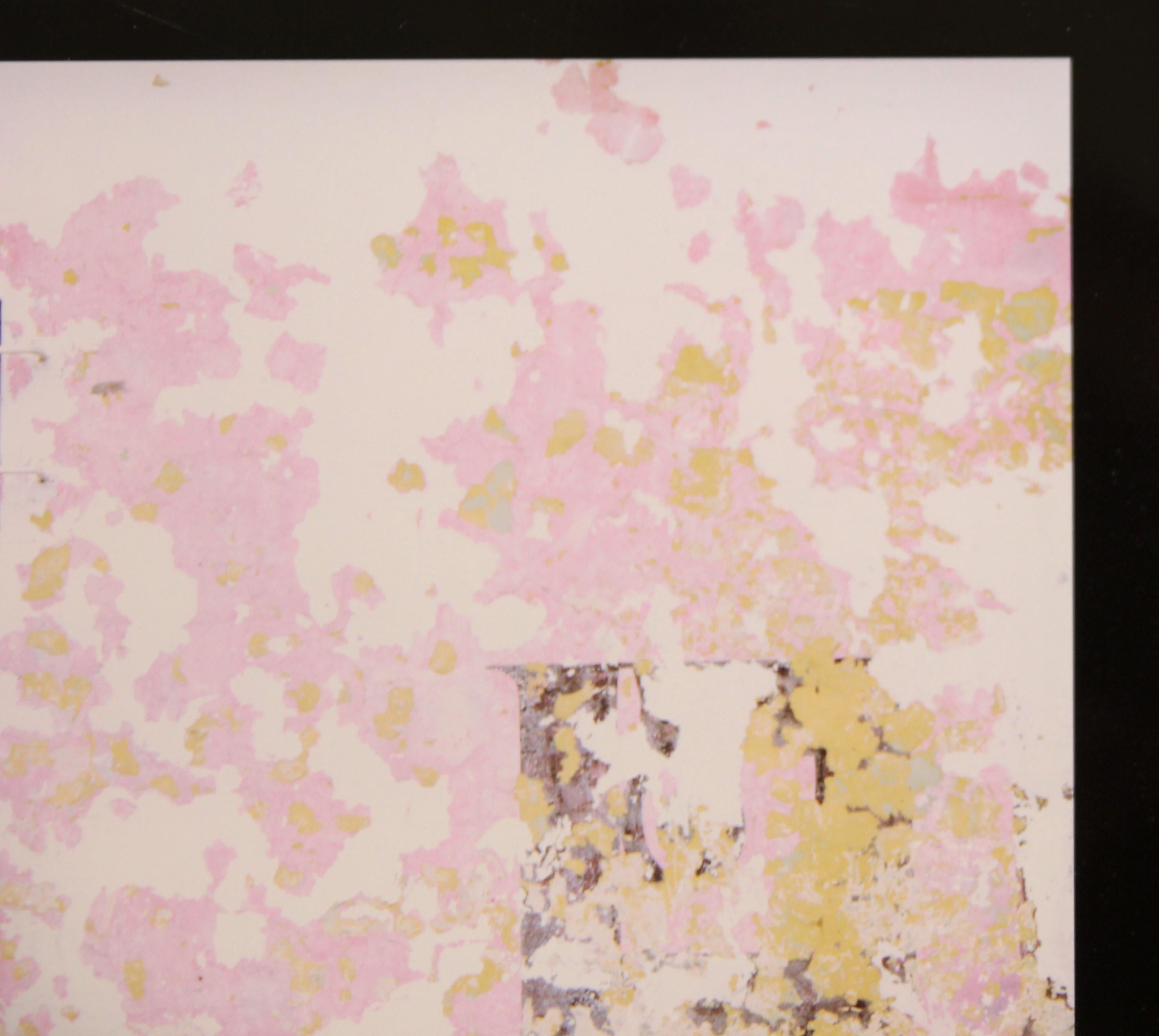 Photographie abstraite moderne du côté d'un bâtiment avec des accents roses et dorés, réalisée par l'artiste texan Mark Greene. La fenêtre décentrée est équilibrée par l'extension du tapis noir sur le côté droit. Actuellement non encadré, mais des