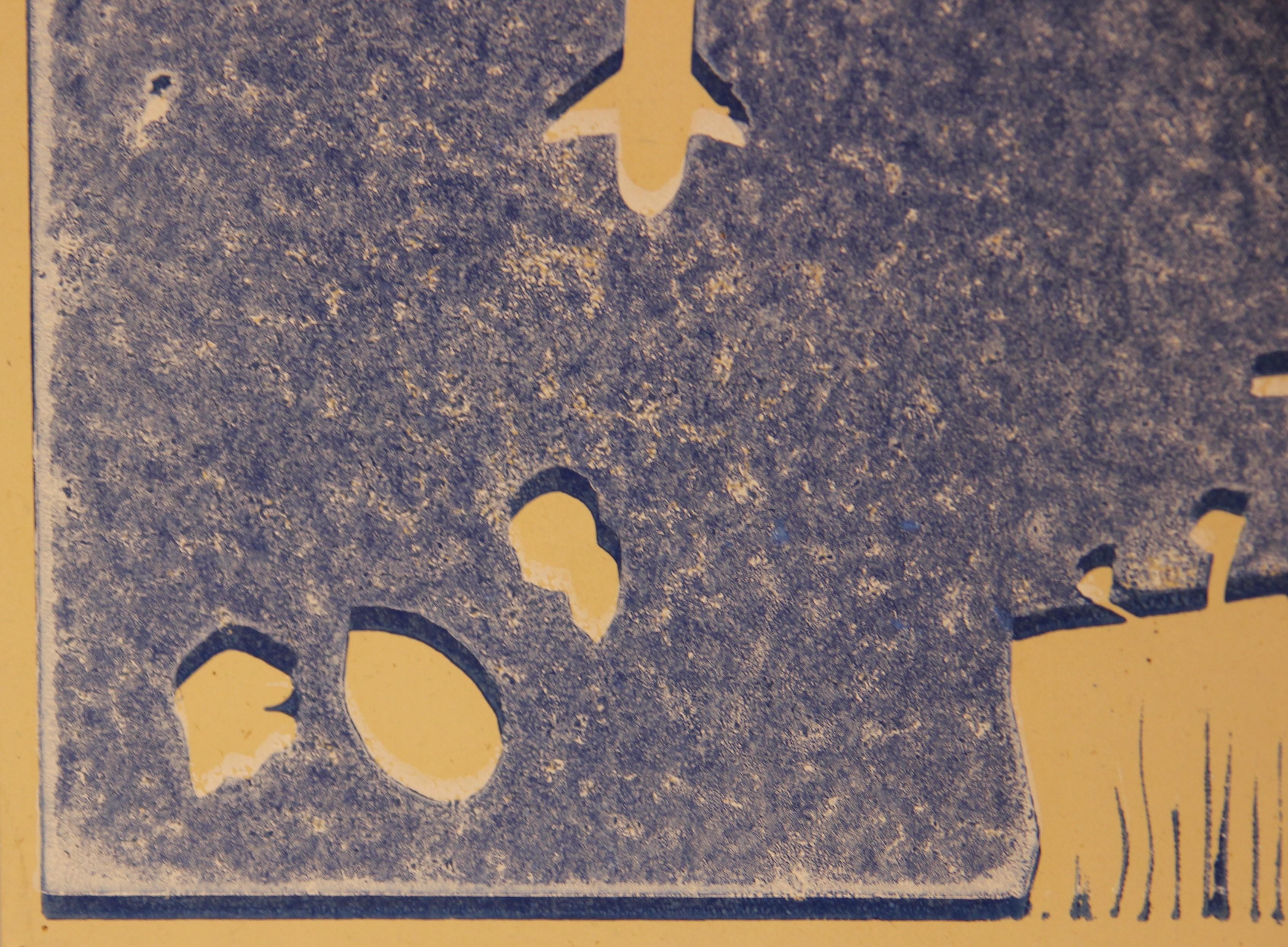 Blauer surrealistischer Blockdruck der texanischen Künstlerin Josefa Vaughan zum Thema Weltraum. Die abstrakten Formen in Gelbtönen schaffen eine skurrile Landschaft. Auf der Rückseite signiert 
