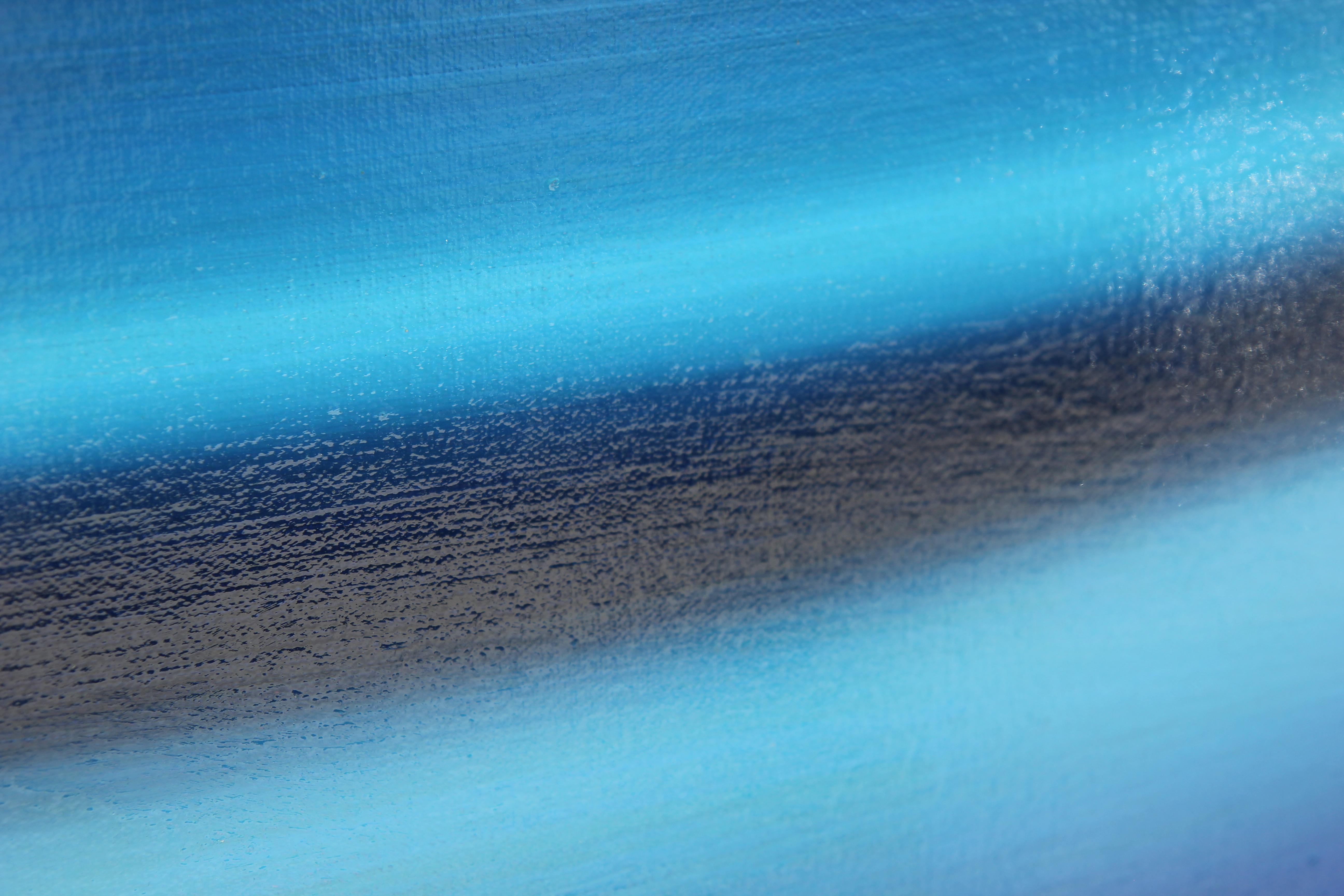 Fotorealistische Nahaufnahme eines klassischen blauen Muscle Cars. Kelley gelingt es, die subtilen Kurven des Fahrzeugs durch ihren dynamischen Einsatz von Licht und Schatten einzufangen. Signiert und betitelt auf der Rückseite. Derzeit nicht