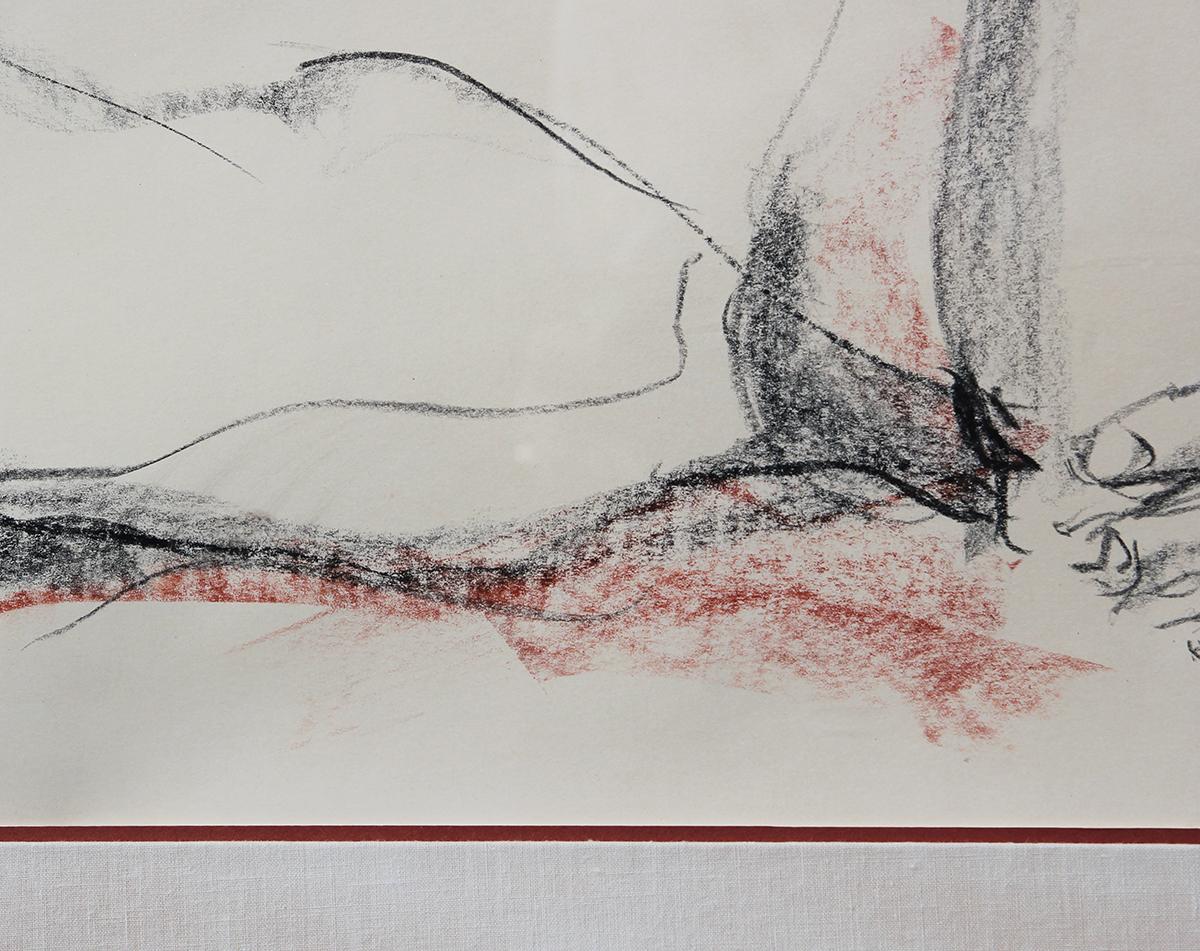 Abstrakte Kohlezeichnung einer liegenden weiblichen Figur in Graustufen. Das Werk zeichnet sich durch eine lockere, ausdrucksstarke Linienführung mit hellroten Akzenten aus. Signiert mit Bleistift in der rechten unteren Ecke. Derzeit in einem