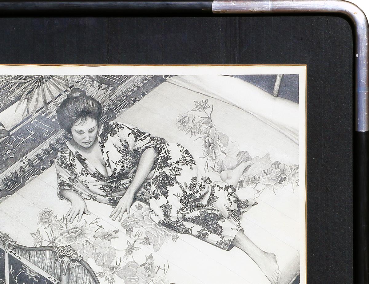 « Jeune femme dans un kimono #2 », dessin au crayon d'une scène d'intérieur naturaliste en vente 4
