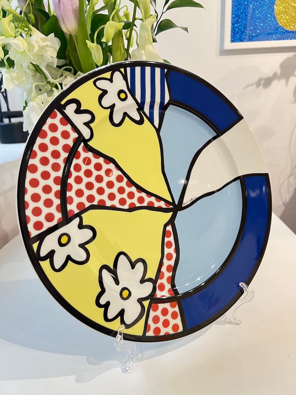 Publié en 1990 par Rosenthal, Allemagne, Water Lilies de Roy Lichtenstein est un exquis chargeur en porcelaine émaillée, brillamment coloré, accompagné d'une certification signée et de sa boîte d'origine de Rosenthal.  Tampon signé (recto) et