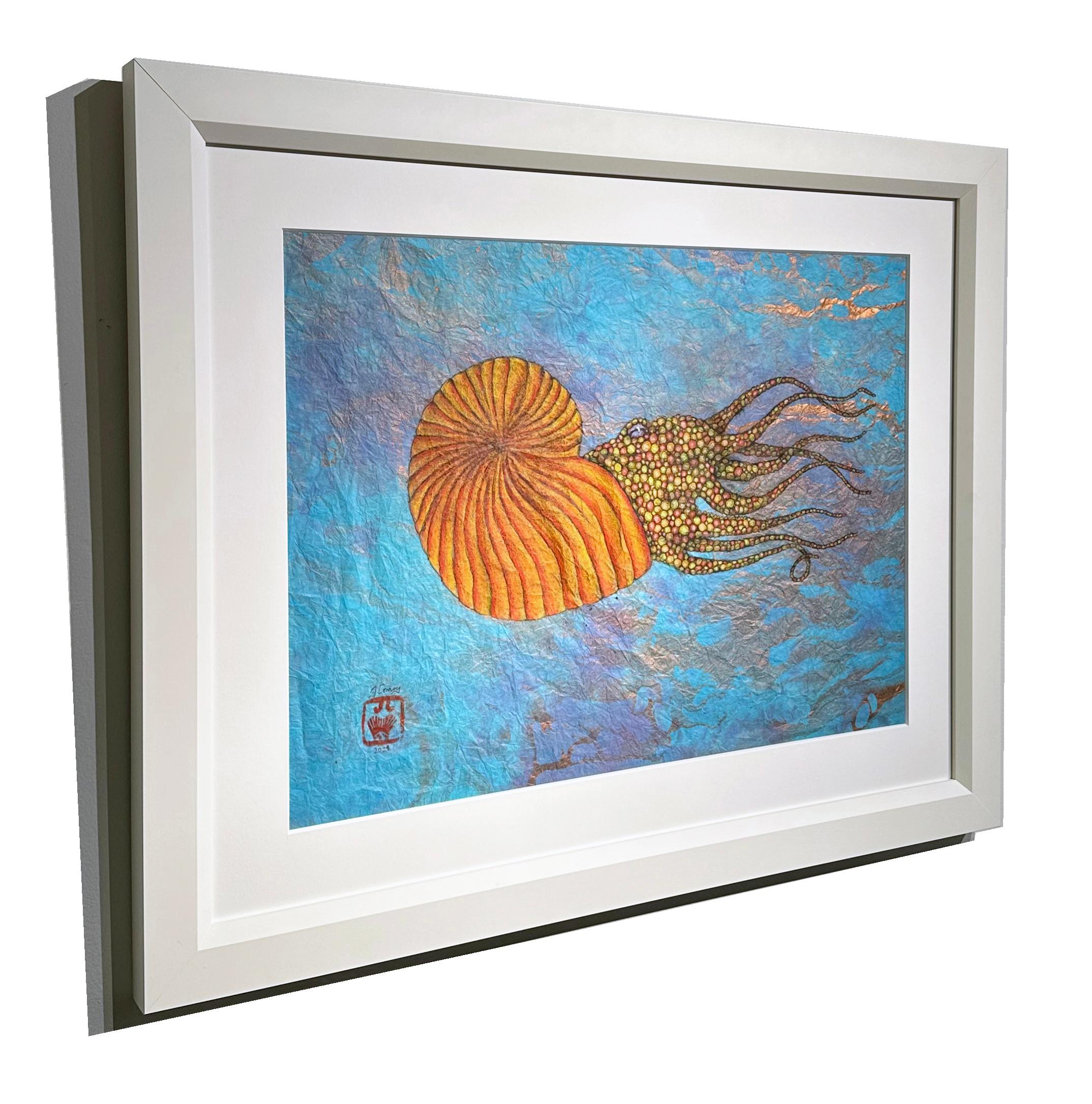 Ammonite di mandarino - Pittura a inchiostro Sumi in stile Gyotaku su carta di gelso - Animal Painting Grigio di Jeff Conroy