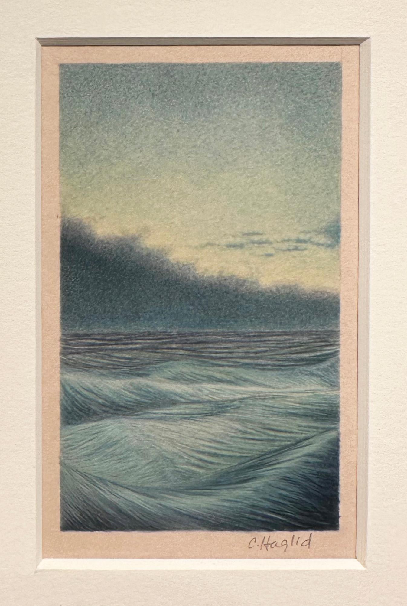 Des vagues écumeuses remplissent le premier plan et se fondent dans un ciel turbulent dans cette petite aquarelle complexe de l'artiste Christina Haglid.  Elle est capable d'atteindre un niveau de détail rarement vu dans l'aquarelle, invitant le