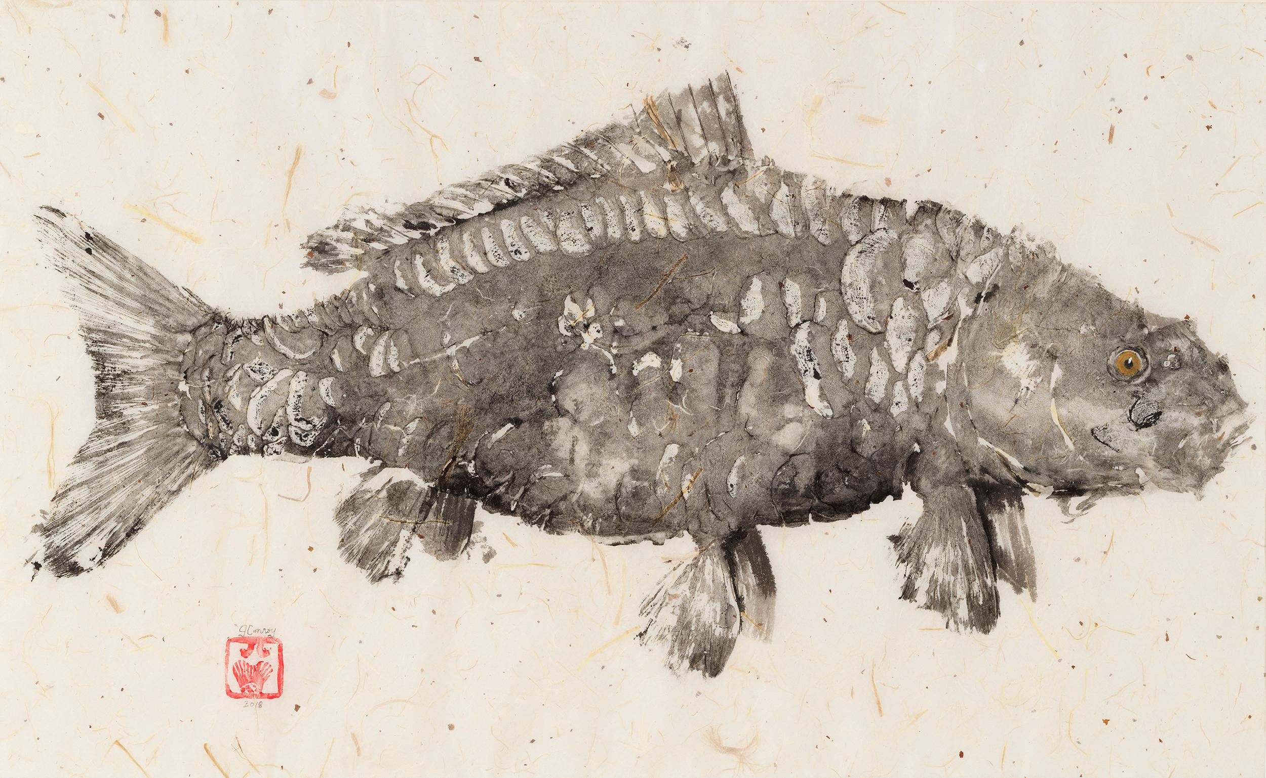 Schwarzer Spiegel im japanischen Stil – Gyotaku-Fischgemälde auf Maulbeerbaumpapier, gerahmt – Painting von Jeff Conroy