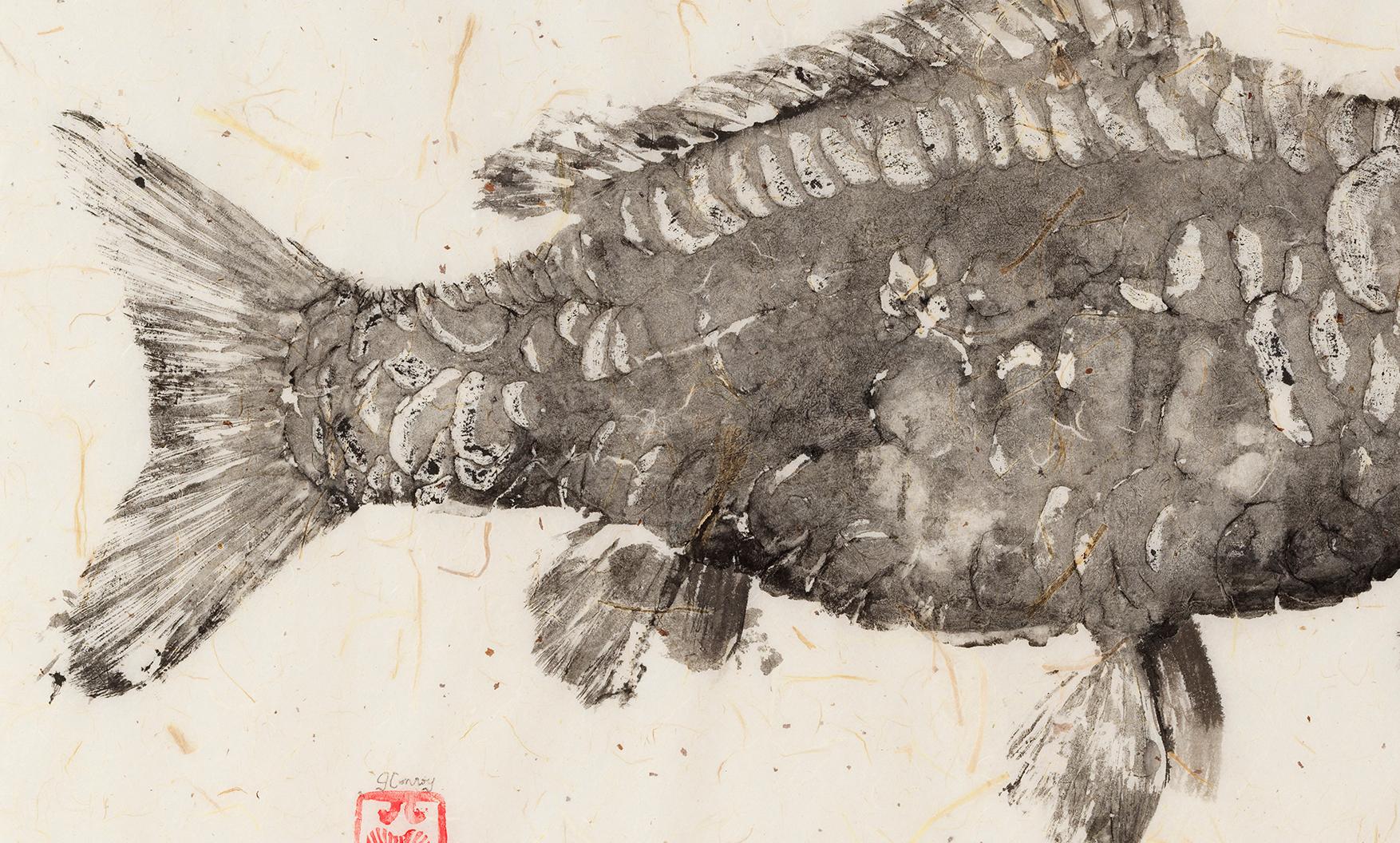 Dies ist ein Gyotaku-Malerei von zwei Fischen auf einem Hintergrund aus Maulbeerpapier.  Diese Fischimpression mit minimaler Farbe ähnelt einem Fossil.  Das Maulbeerpapier hat einen sanften Farbton und eine leicht gewellte Textur, die das Gesamtbild