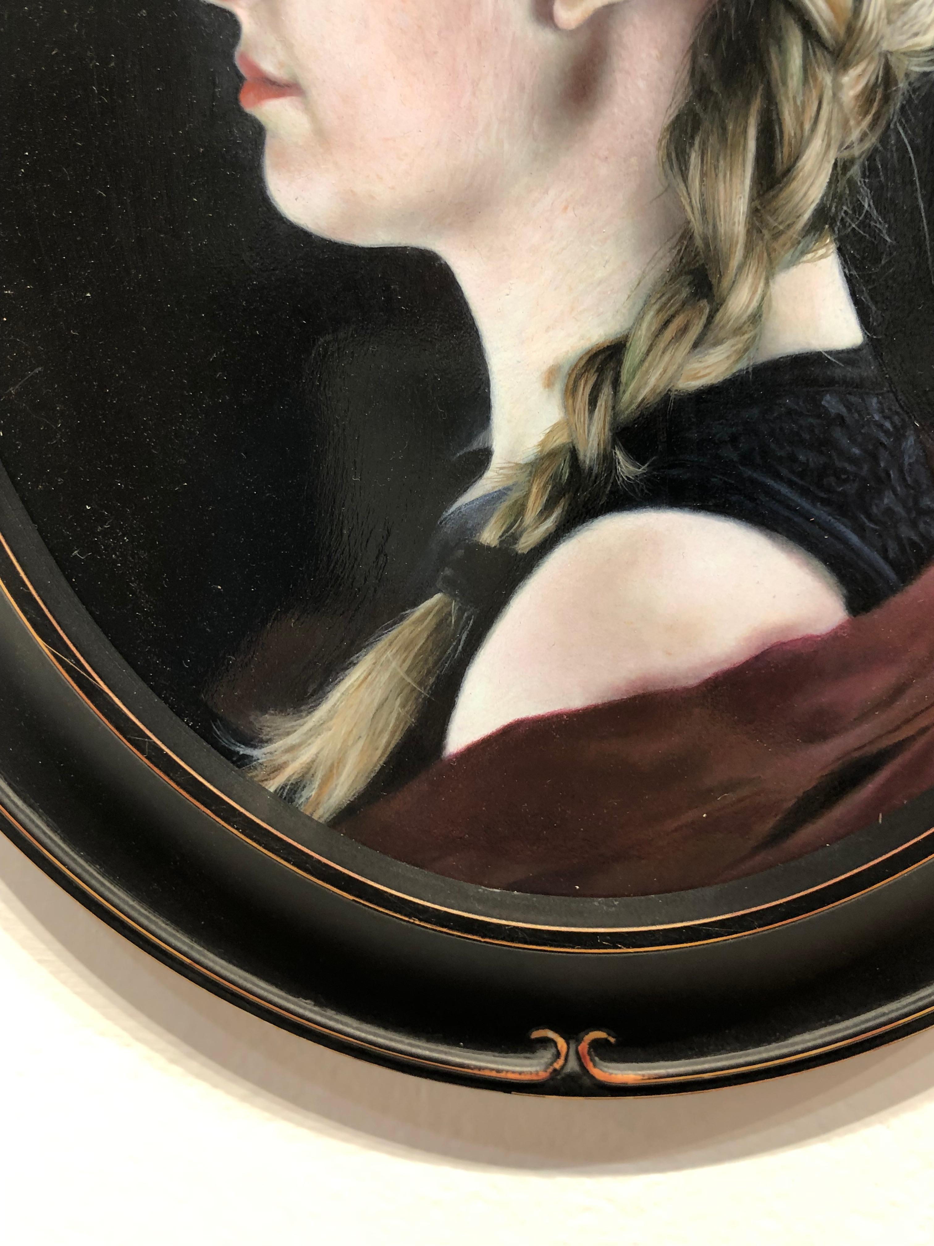 Joanne in Profil – Fotorealistisches Ölgemälde auf ovalem Tafel mit Frau im Profil (Zeitgenössisch), Painting, von Matthew Cook