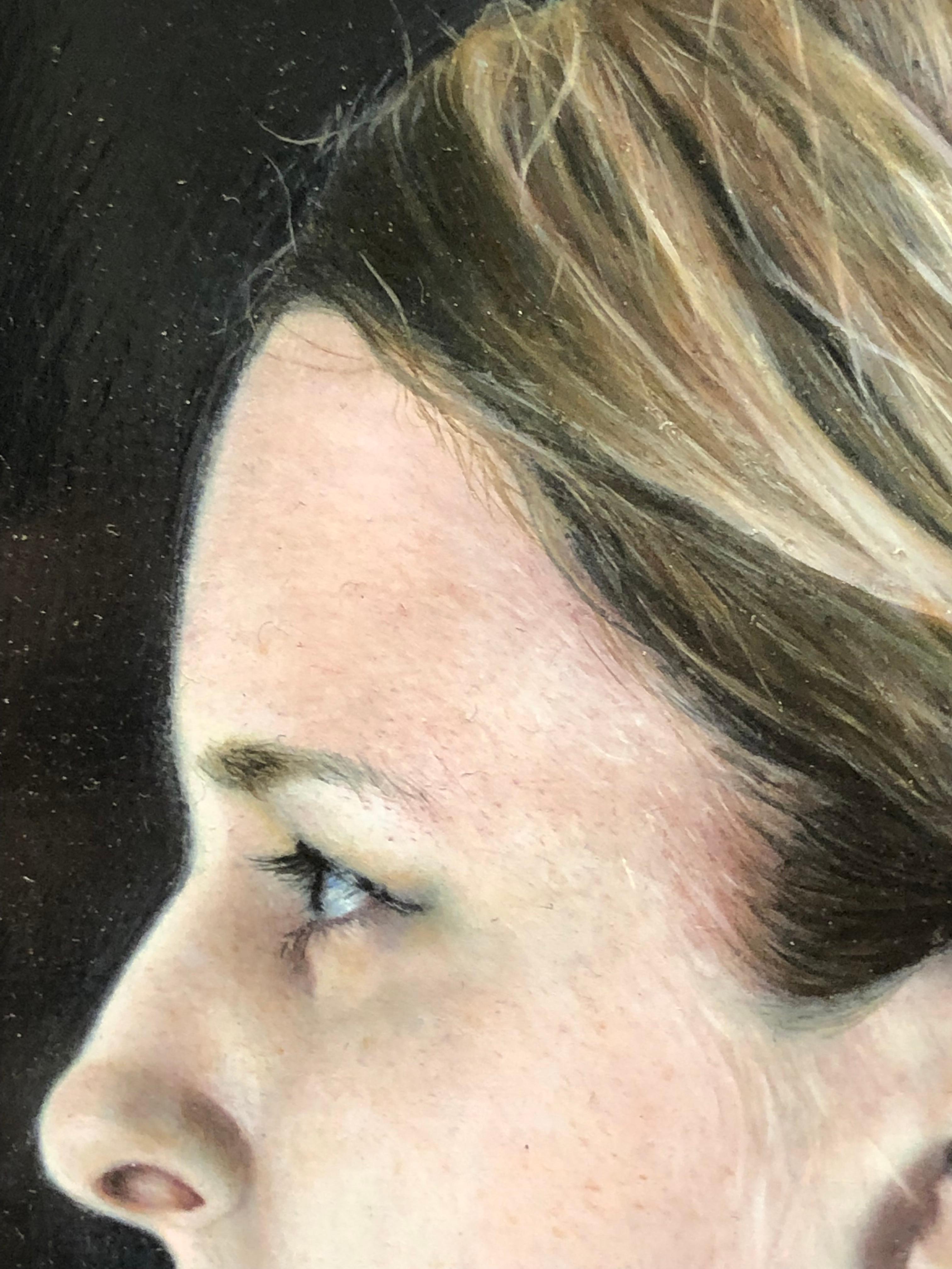 Joanne in Profil – Fotorealistisches Ölgemälde auf ovalem Tafel mit Frau im Profil (Schwarz), Portrait Painting, von Matthew Cook