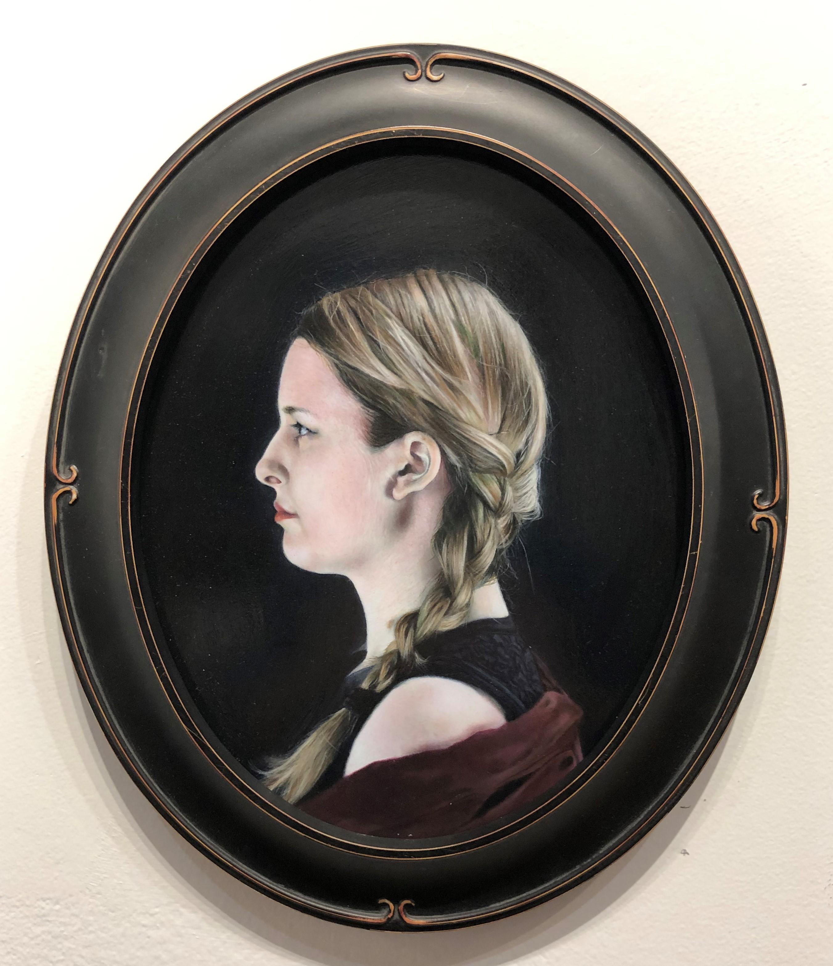 Joanne in Profil – Fotorealistisches Ölgemälde auf ovalem Tafel mit Frau im Profil – Painting von Matthew Cook