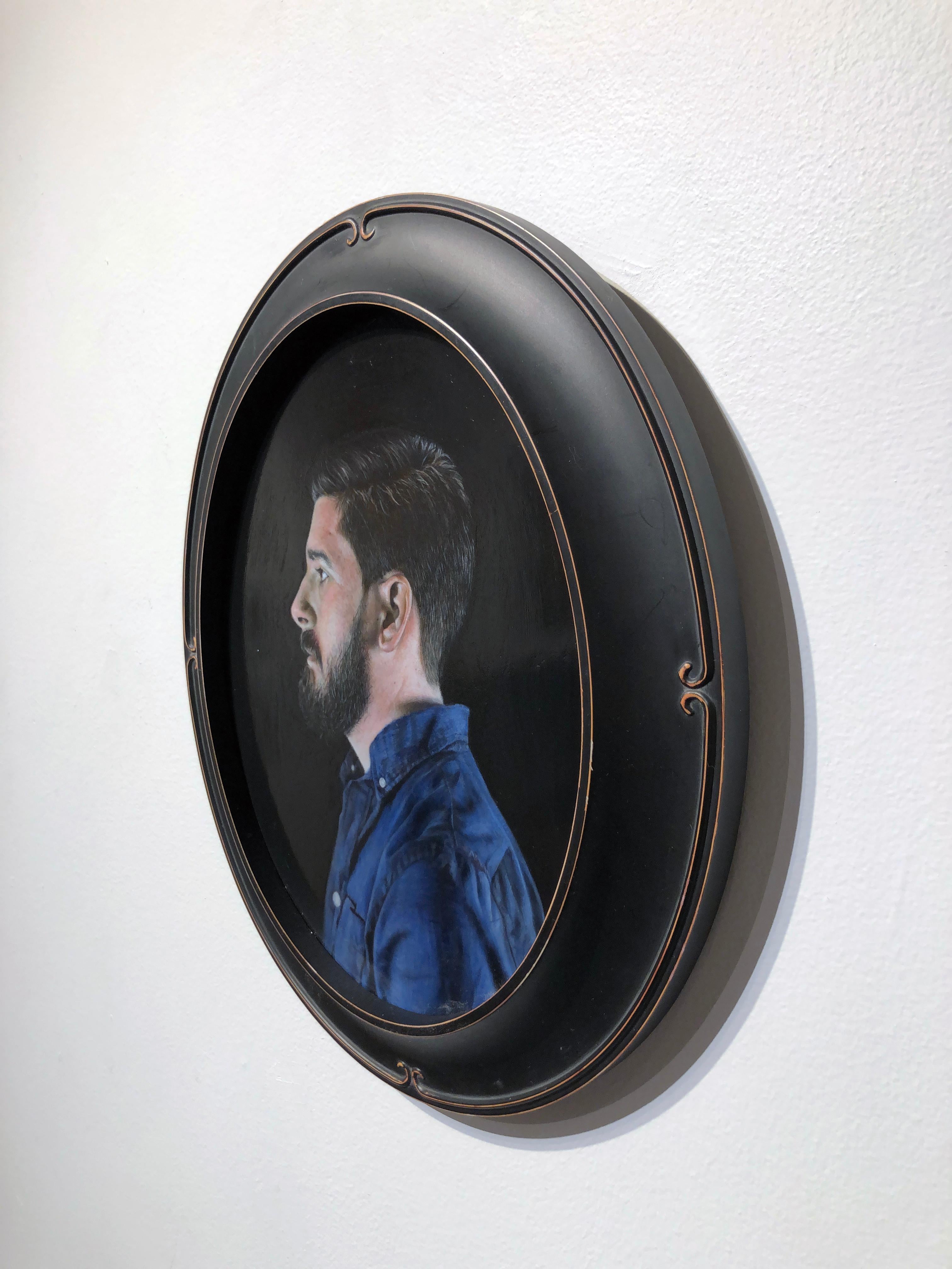 Profil des Künstlers - Ovales Porträtgemälde in außergewöhnlicher Detailgenauigkeit (Schwarz), Figurative Painting, von Matthew Cook