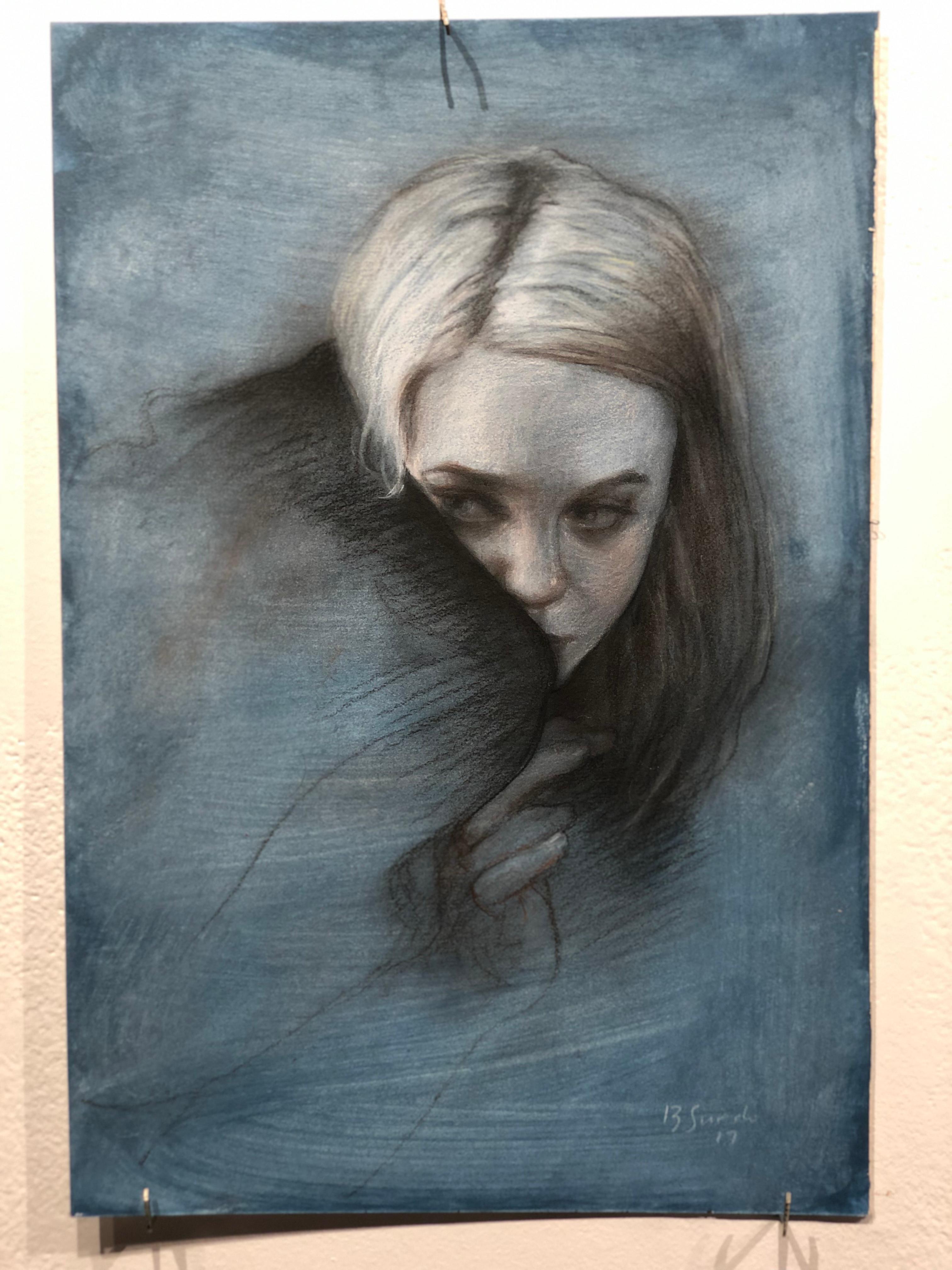 Oculto - Figura femenina embozada Dibujo original al carboncillo sobre papel de Bruno Surdo en venta 1