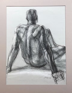 Le dos d'un homme assis:: le dessin au pastel et au fusain d'un homme nu sur papier gris