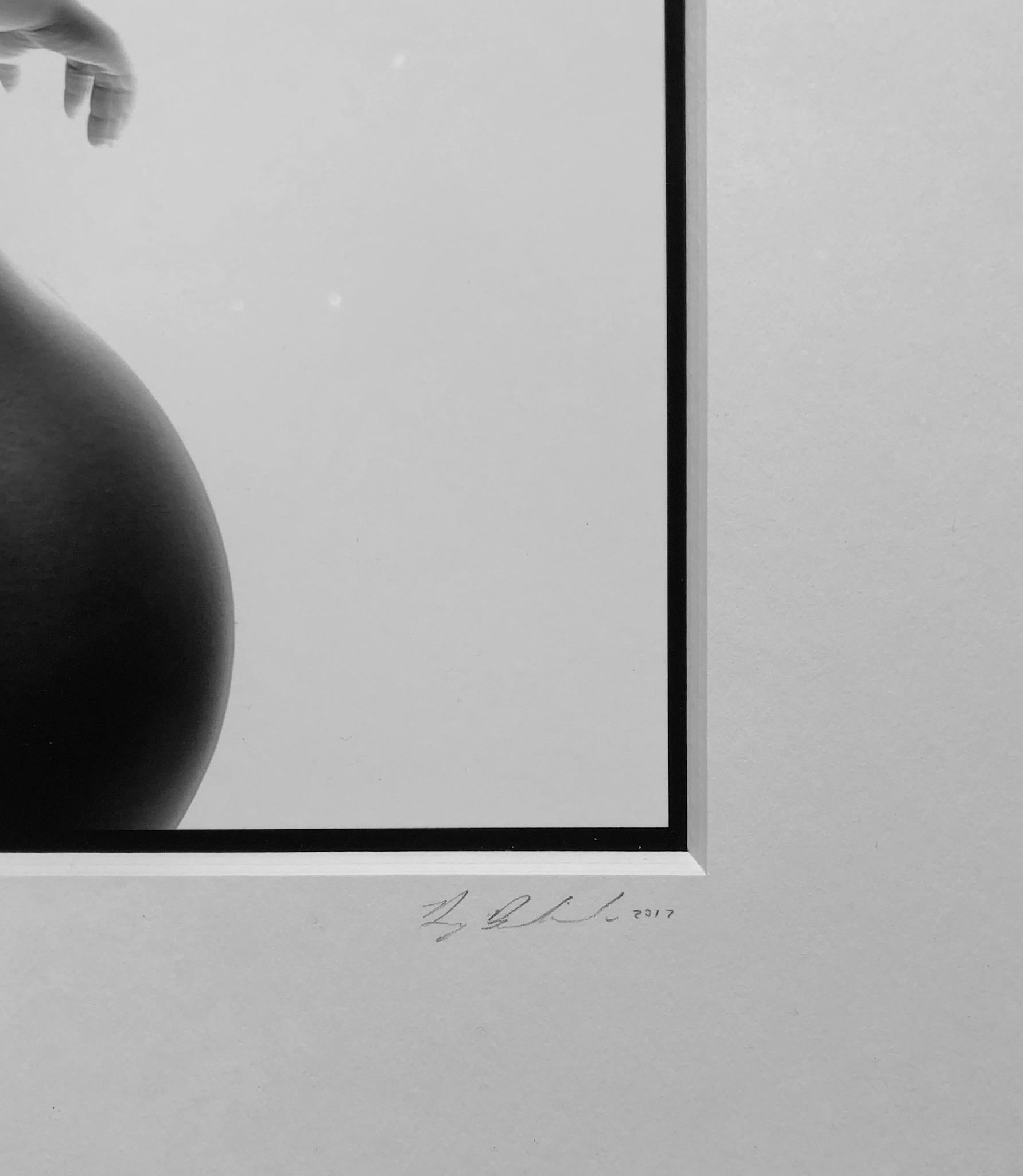Doug Birkenheuer fängt die menschliche Form in diesem Foto mit dem Titel „SJ1“ in einem exquisiten Ausdruck von Emotionen und Bewegung ein. Das Stück ist in einem schweren weißen Passepartout gerahmt und in einem schwarz-weißen Rahmen gerahmt.