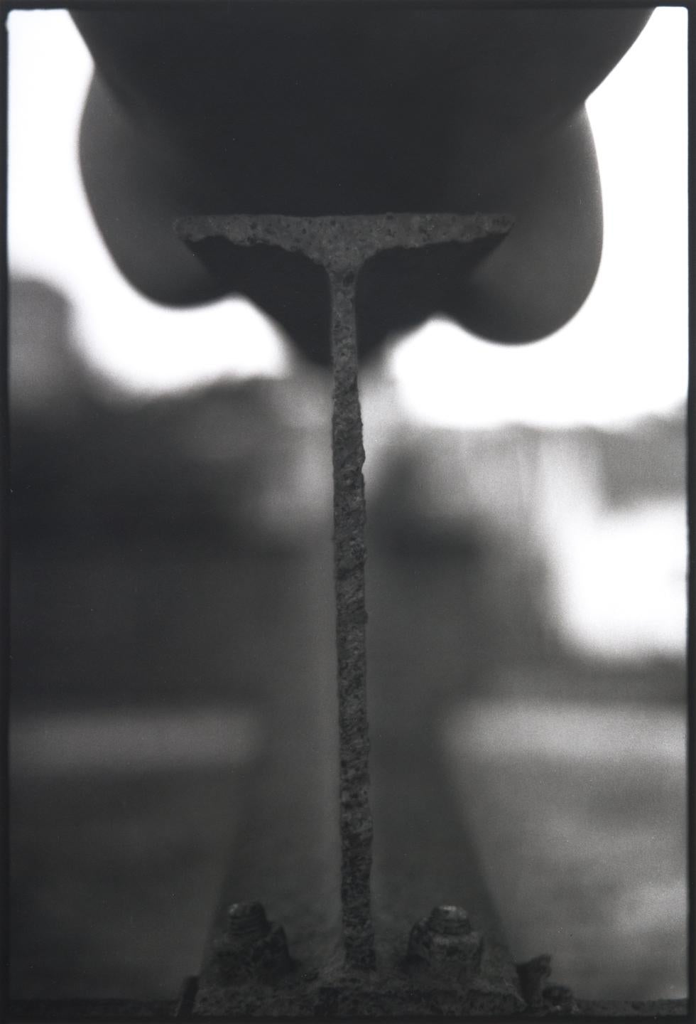Stahlstrahl Nude- Schwarz-Weiß-Fotografie von Doug Birkenheuer, mattiert, gerahmt 
