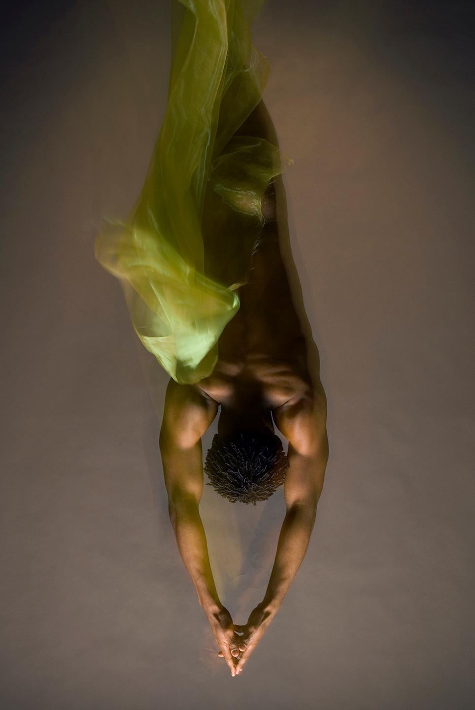 Doug Birkenheuer Color Photograph – JP1, 2009, männliche nackte Figur mit Stoff, Farbfotografie, mattiert und gerahmt