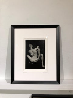 Photographie intime:: sans titre:: en noir et blanc de deux nus masculins s'embrassant