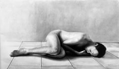 Uomo che dorme, figura maschile nuda rannicchiata sul pavimento, disegno a carboncino