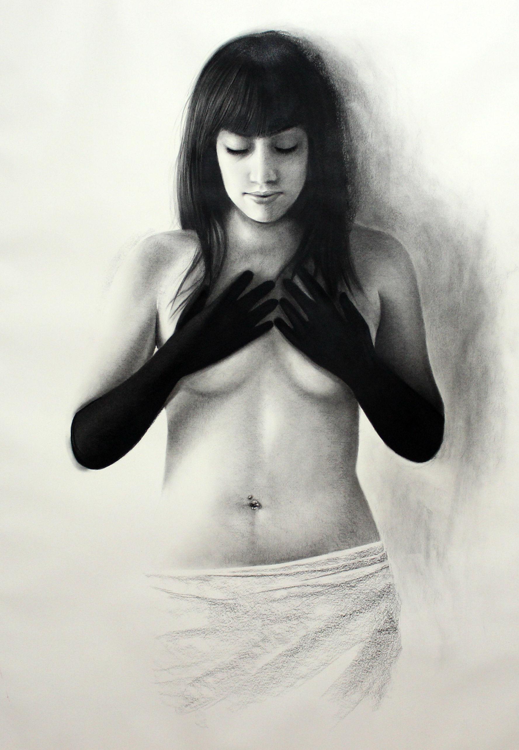 Shuta Ruelas Nude – Woman mit schwarzen Handschuhen, nackte Frau mit Händen an ihren Breasts, Kohlezeichnung