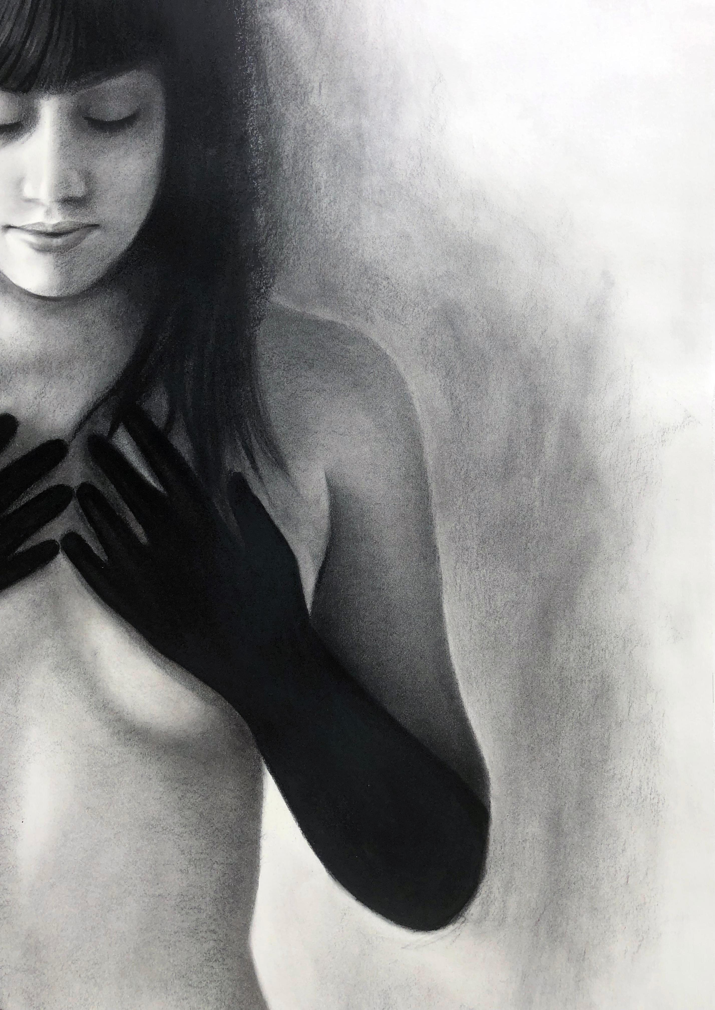 Woman mit schwarzen Handschuhen, nackte Frau mit Händen an ihren Breasts, Kohlezeichnung – Art von Shuta Ruelas