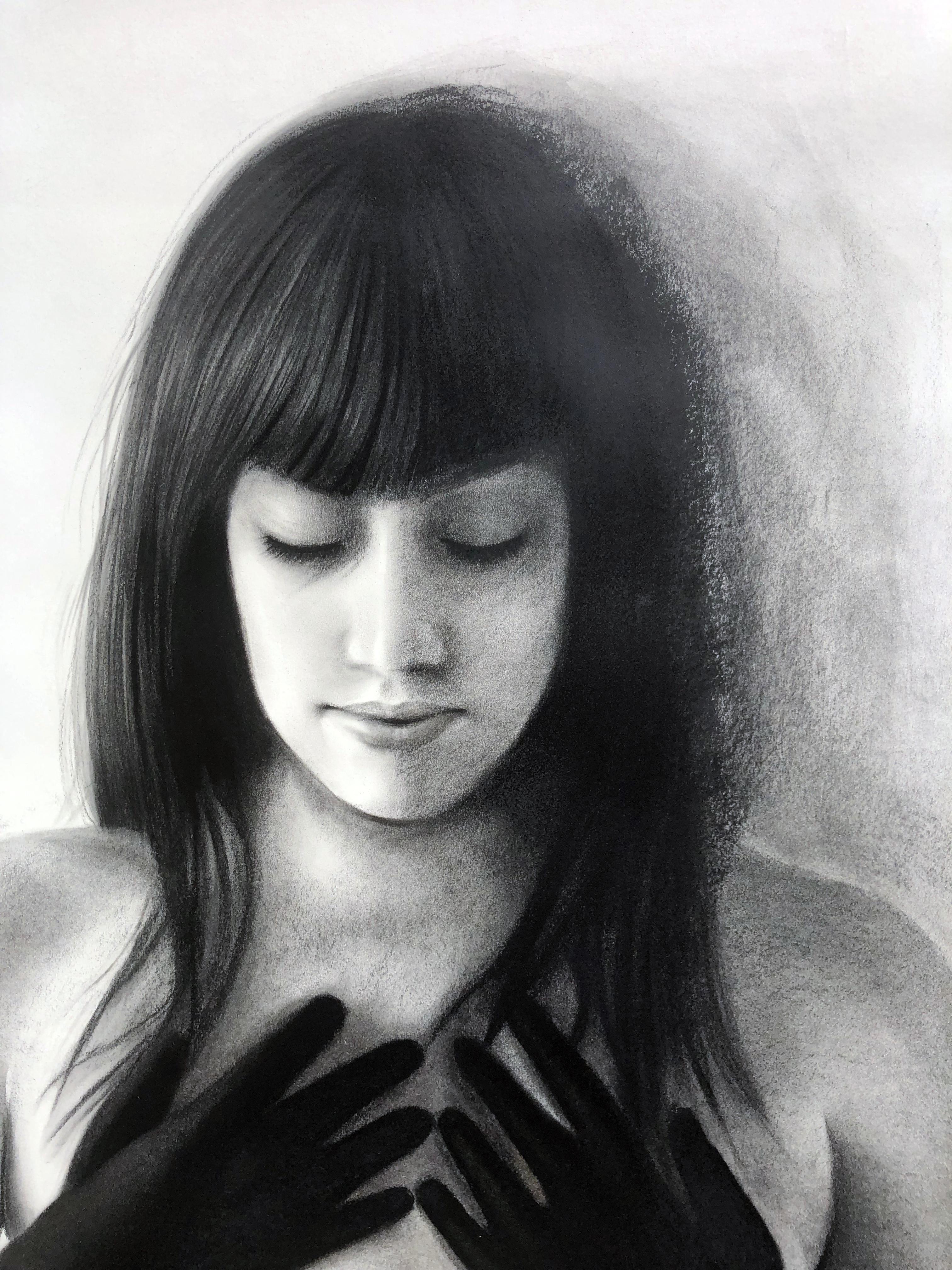 Mujer con guantes negros, Mujer desnuda con las manos en los pechos, Dibujo al carboncillo - Art Contemporáneo de Shuta Ruelas