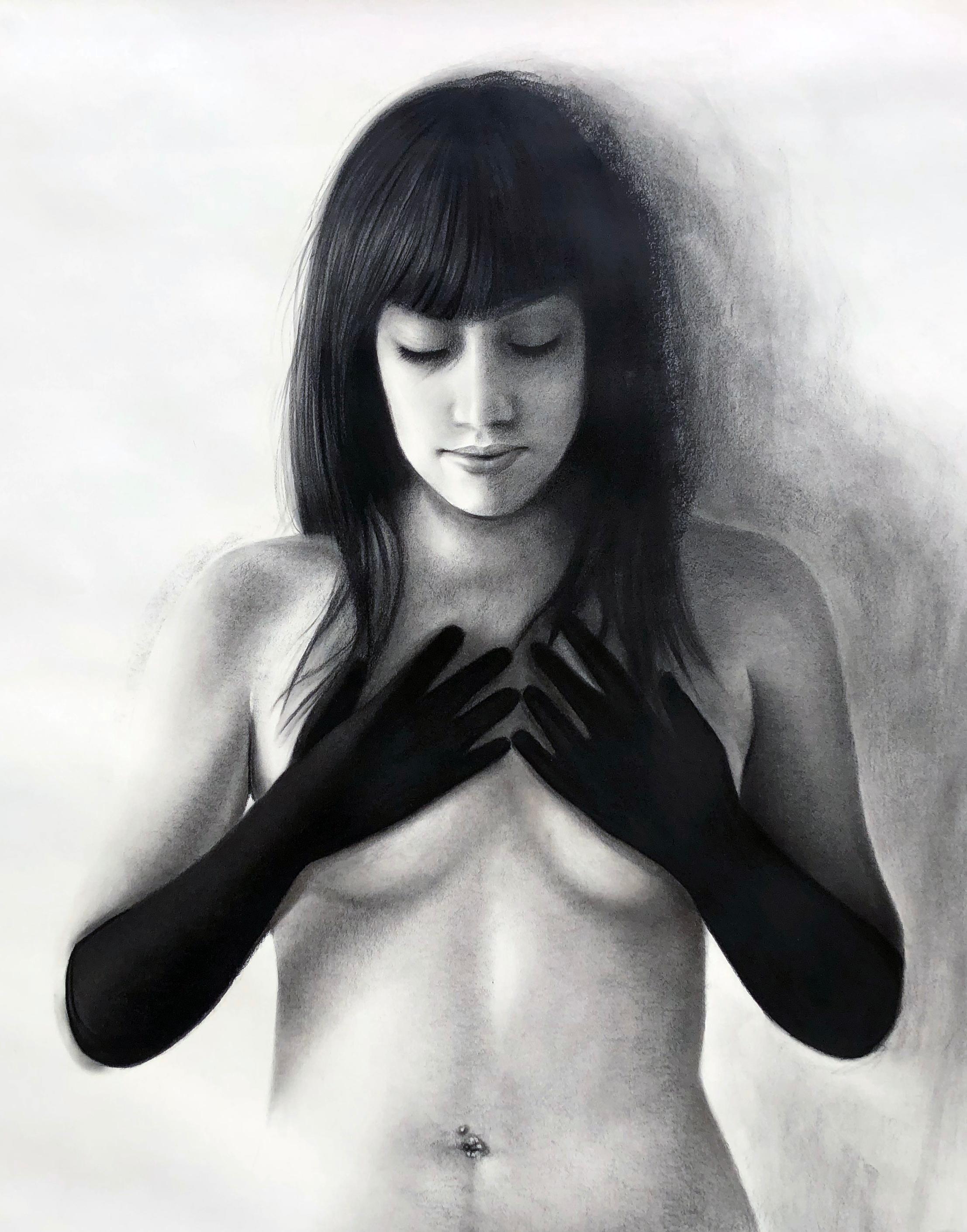 Woman mit schwarzen Handschuhen, nackte Frau mit Händen an ihren Breasts, Kohlezeichnung (Schwarz), Nude, von Shuta Ruelas