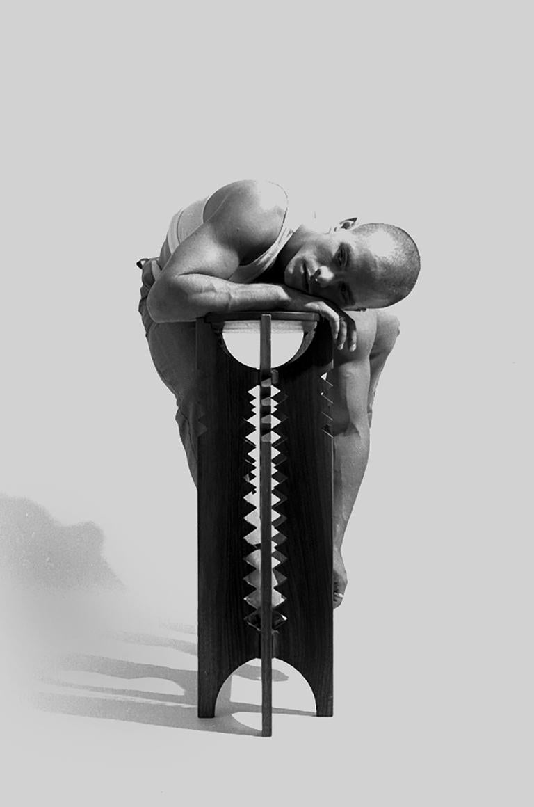 Doug Birkenheuer Nude Photograph – Untitled (Brian auf Konsolentisch) - Gebogener Akt, Schwarz-Weiß-Fotografie