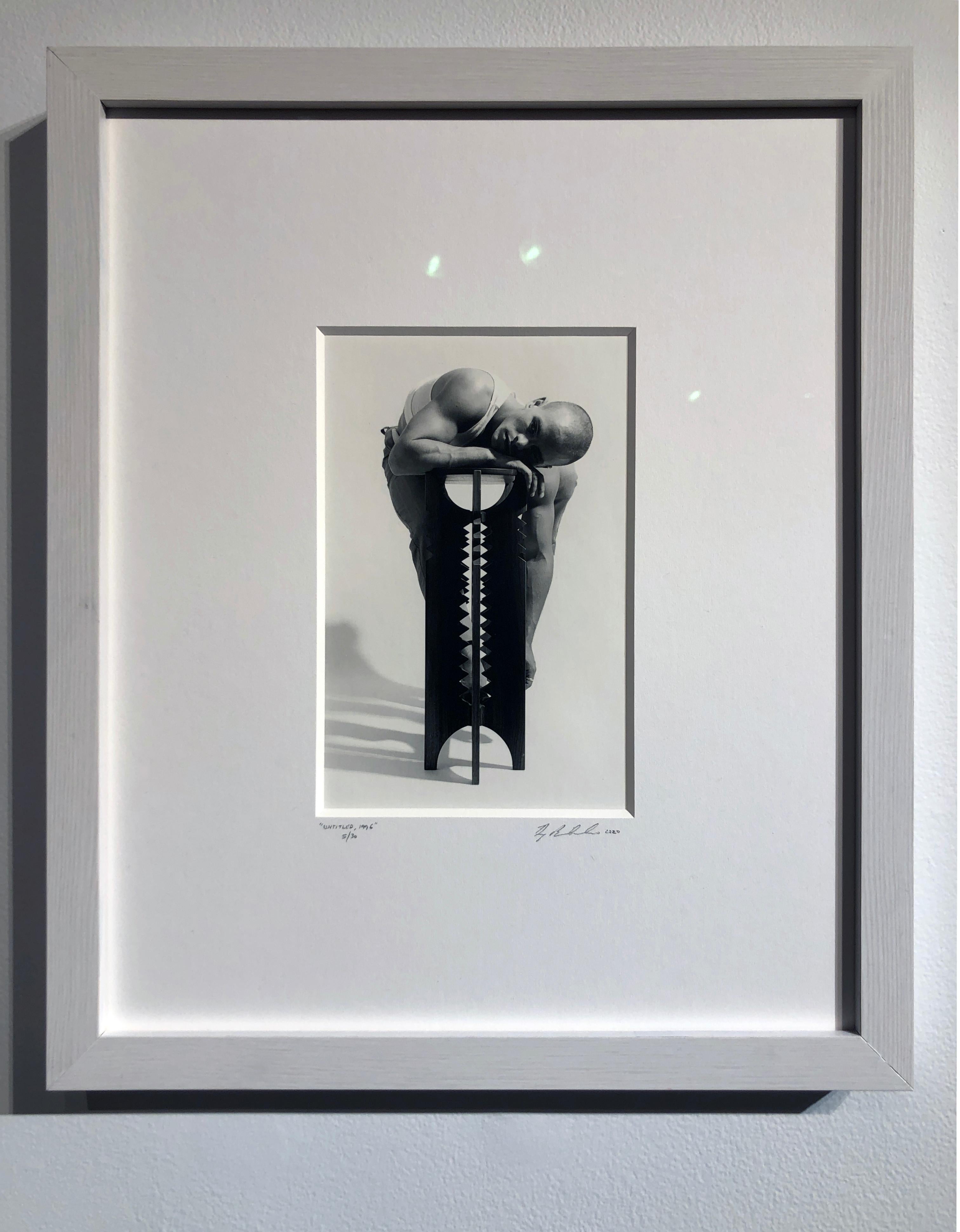 Untitled (Brian auf Konsolentisch) - Gebogener Akt, Schwarz-Weiß-Fotografie – Photograph von Doug Birkenheuer