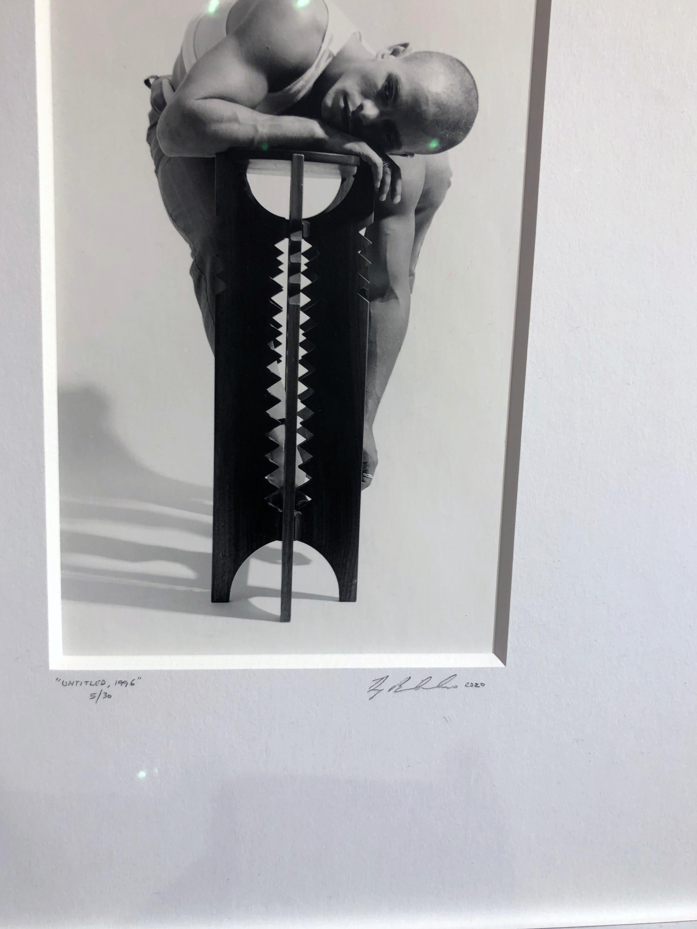 Untitled (Brian auf Konsolentisch) - Gebogener Akt, Schwarz-Weiß-Fotografie (Zeitgenössisch), Photograph, von Doug Birkenheuer