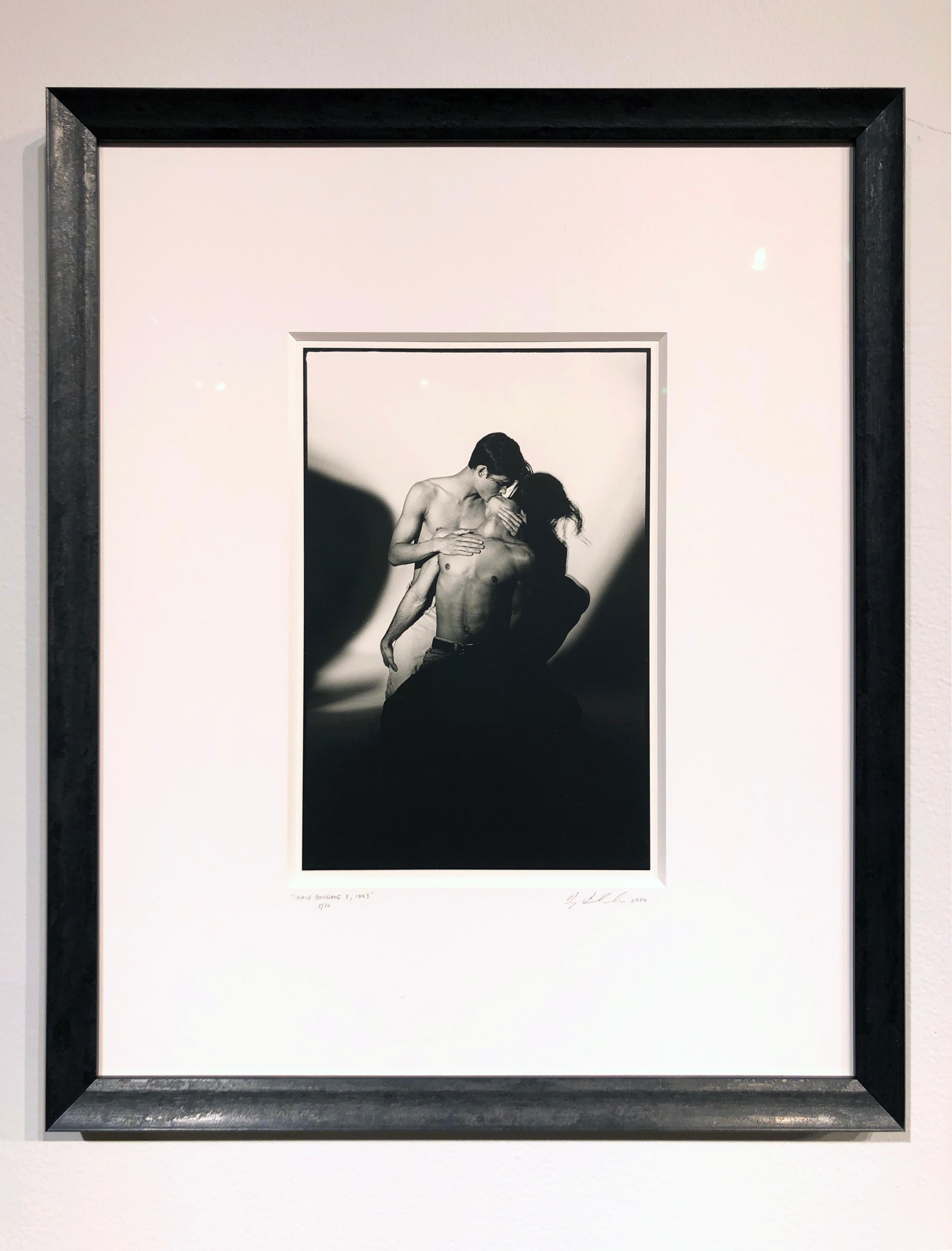 Male Bonding - Leidenschaftlicher Kissen mit dramatischem Schatten, Schwarz-Weiß-Fotografie – Photograph von Doug Birkenheuer