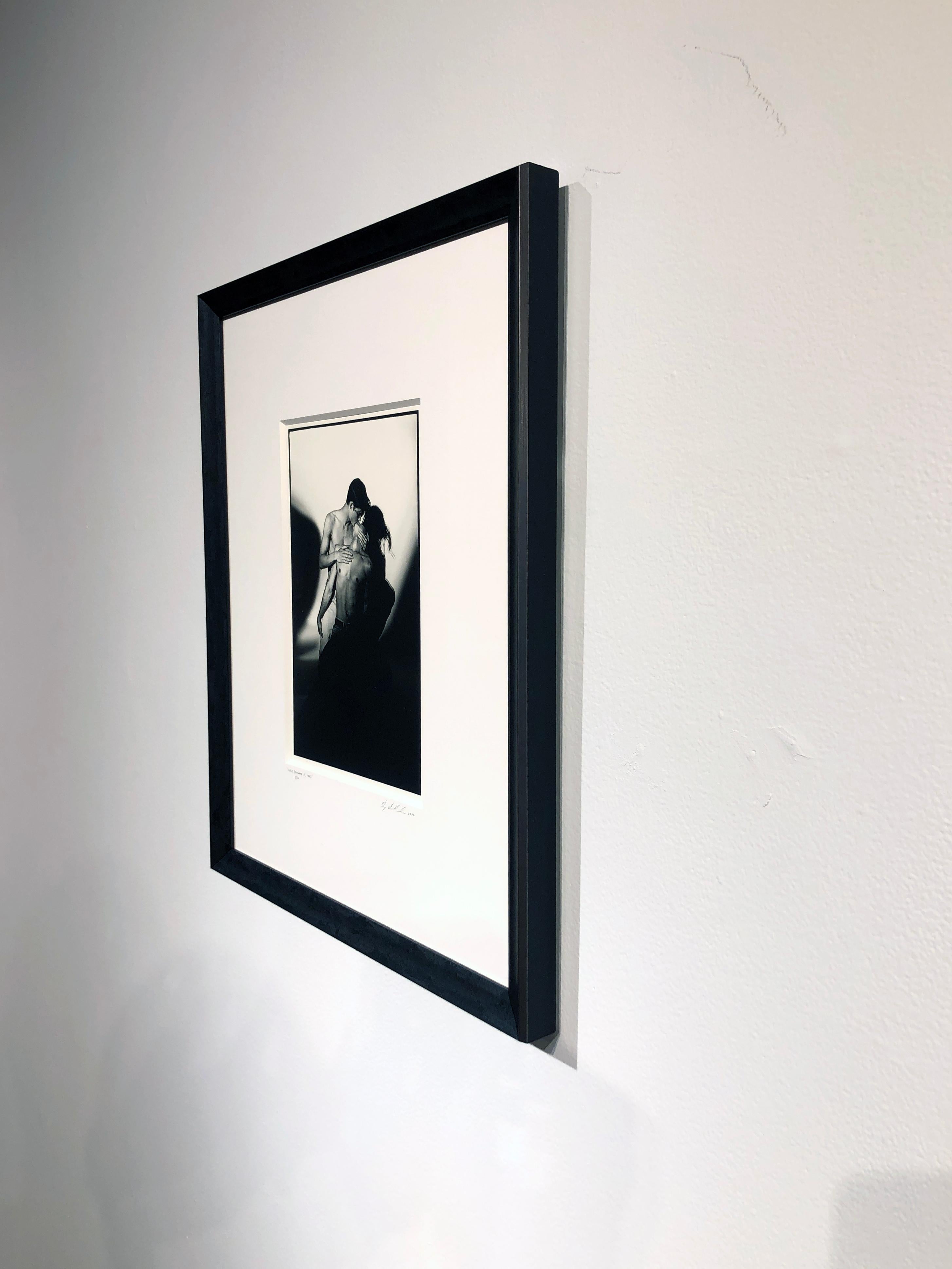 Male Bonding - Leidenschaftlicher Kissen mit dramatischem Schatten, Schwarz-Weiß-Fotografie (Zeitgenössisch), Photograph, von Doug Birkenheuer