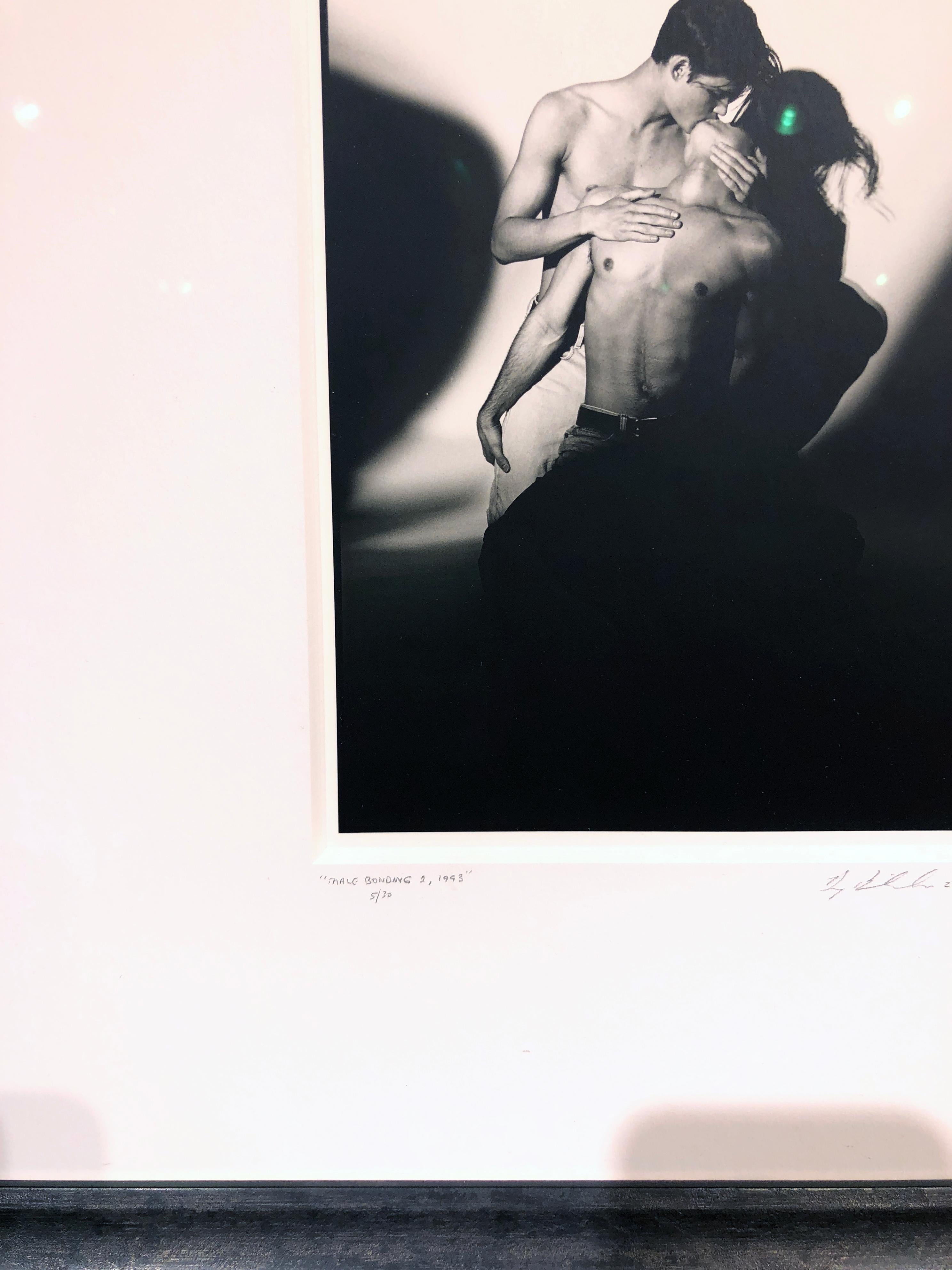 Male Bonding - Leidenschaftlicher Kissen mit dramatischem Schatten, Schwarz-Weiß-Fotografie im Angebot 2